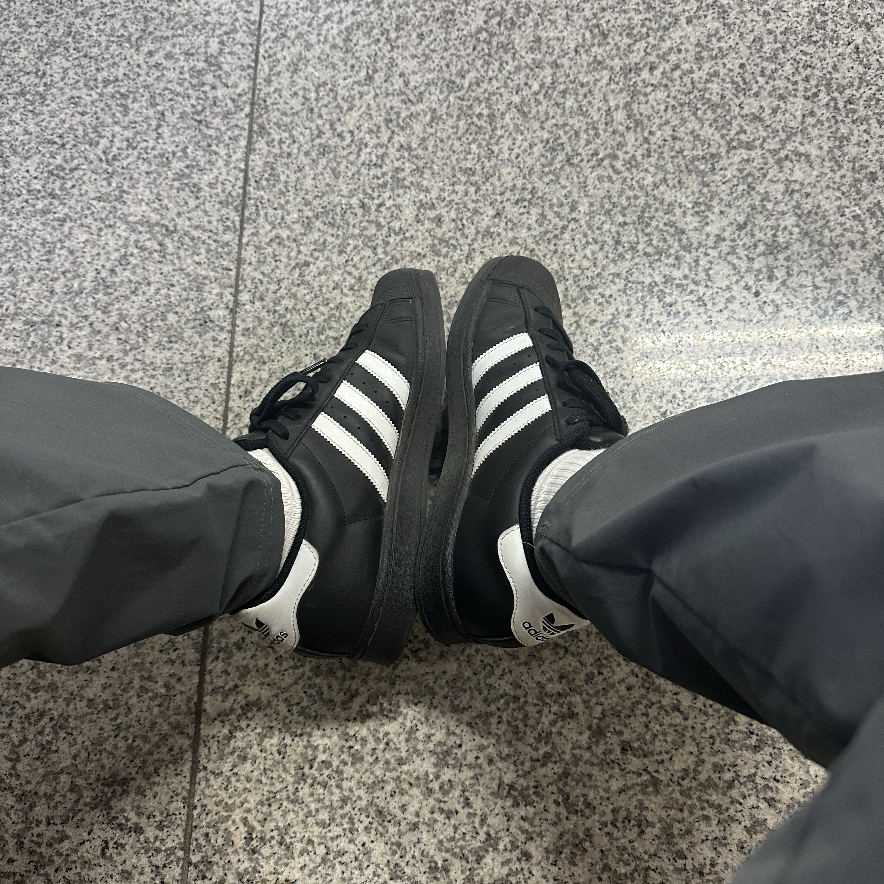 Adidas Superstar Core Black White 착용 스타일