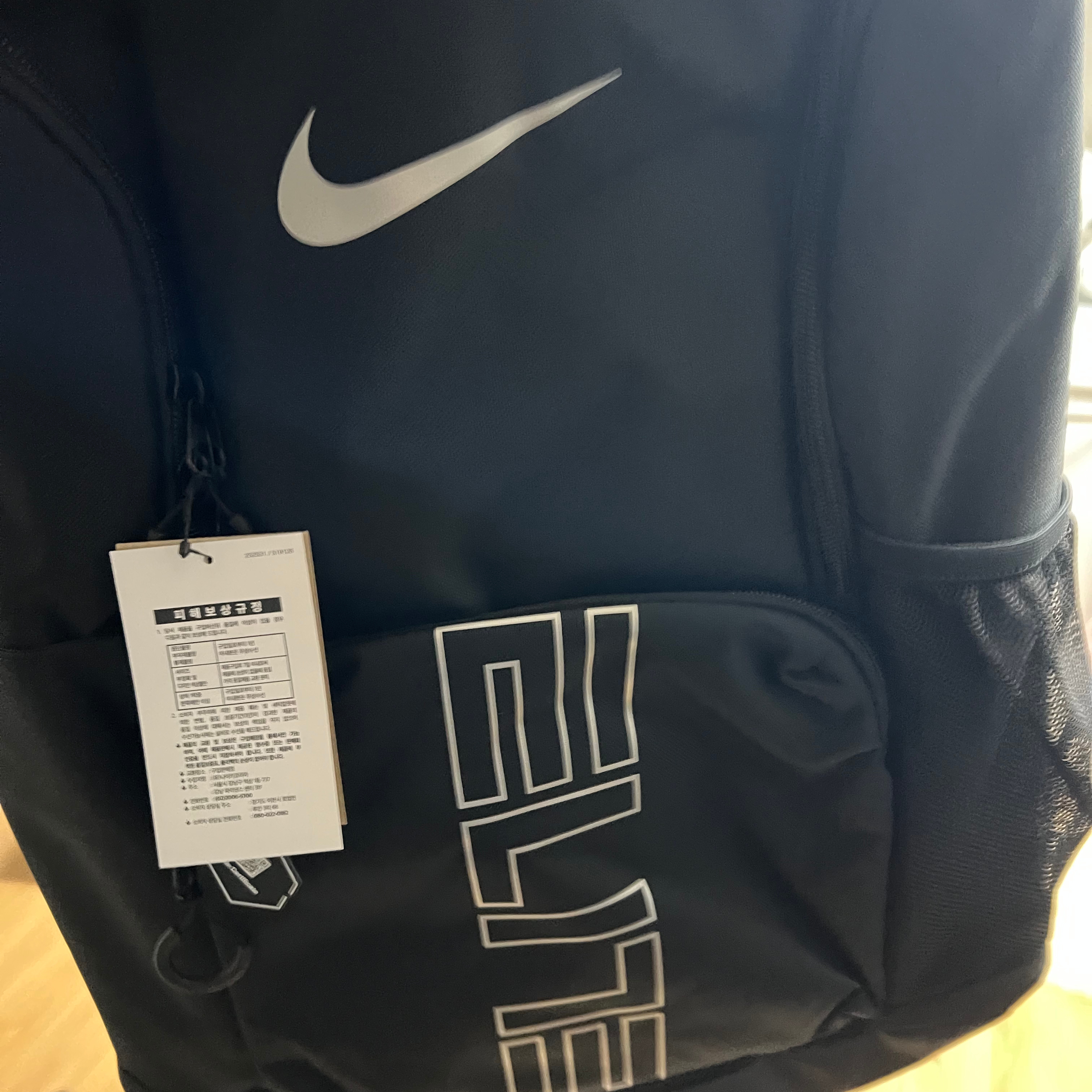 Nike Varsity Elite Backpack 32L Black Metallic Silver 착용 스타일
