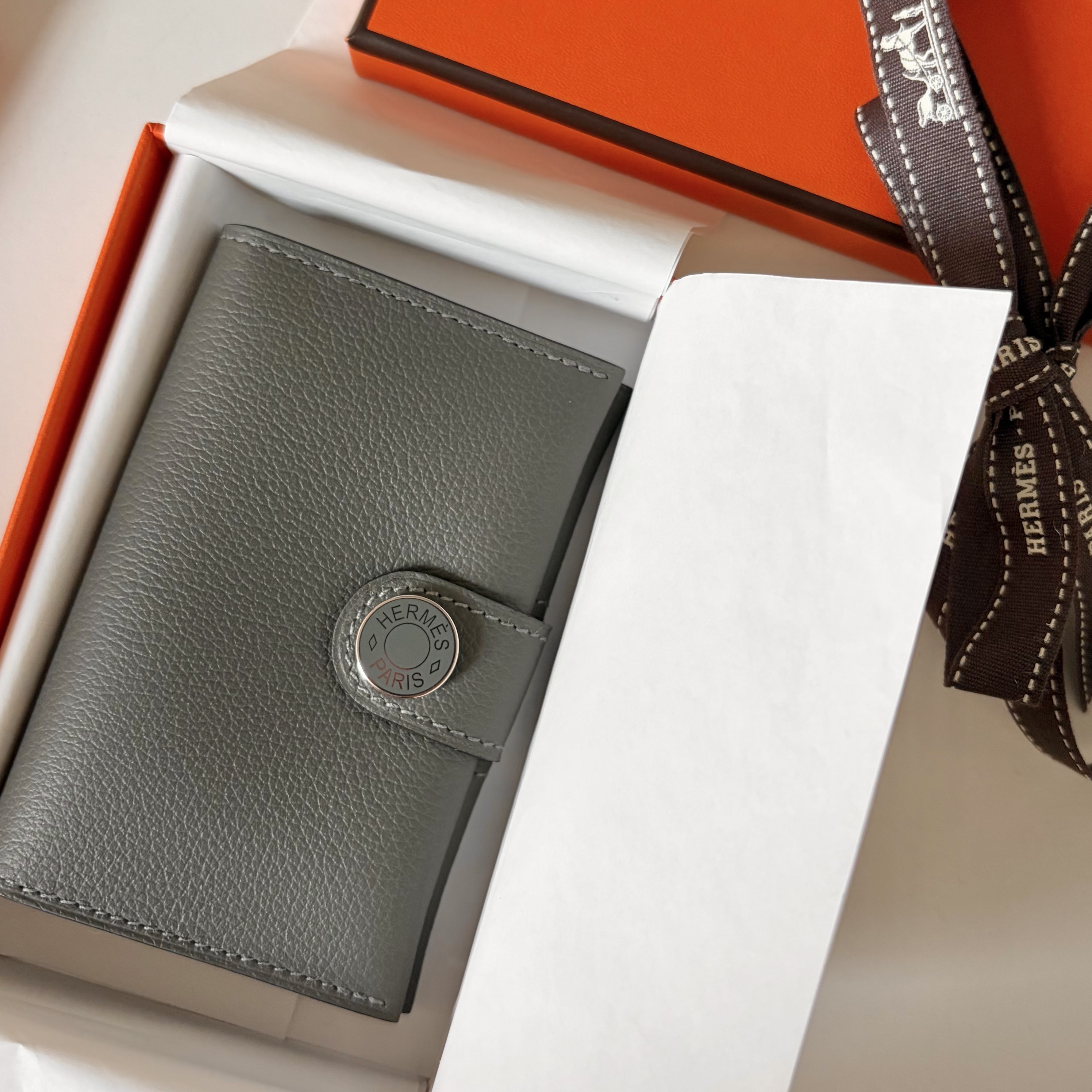 Hermes R.M.S Card Holder Evercolor & Palladium Gris Meyer 착용 스타일