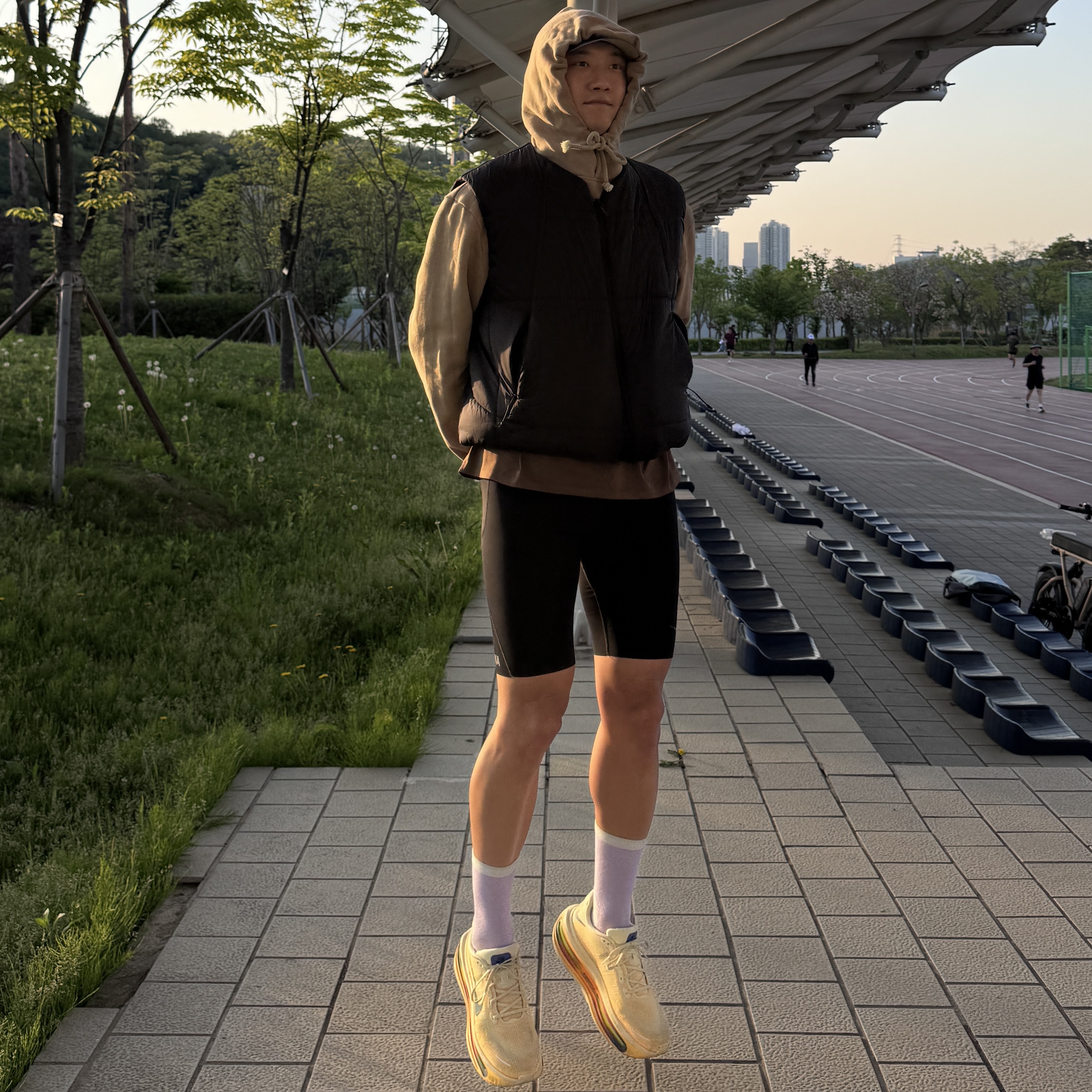 Nike Vomero Premium Alabaster Blue Void, Nike ACG Lava Loops Dri-Fit ADV Half Trail Running Tights Black Summit White - Asia 착용 스타일 - 10