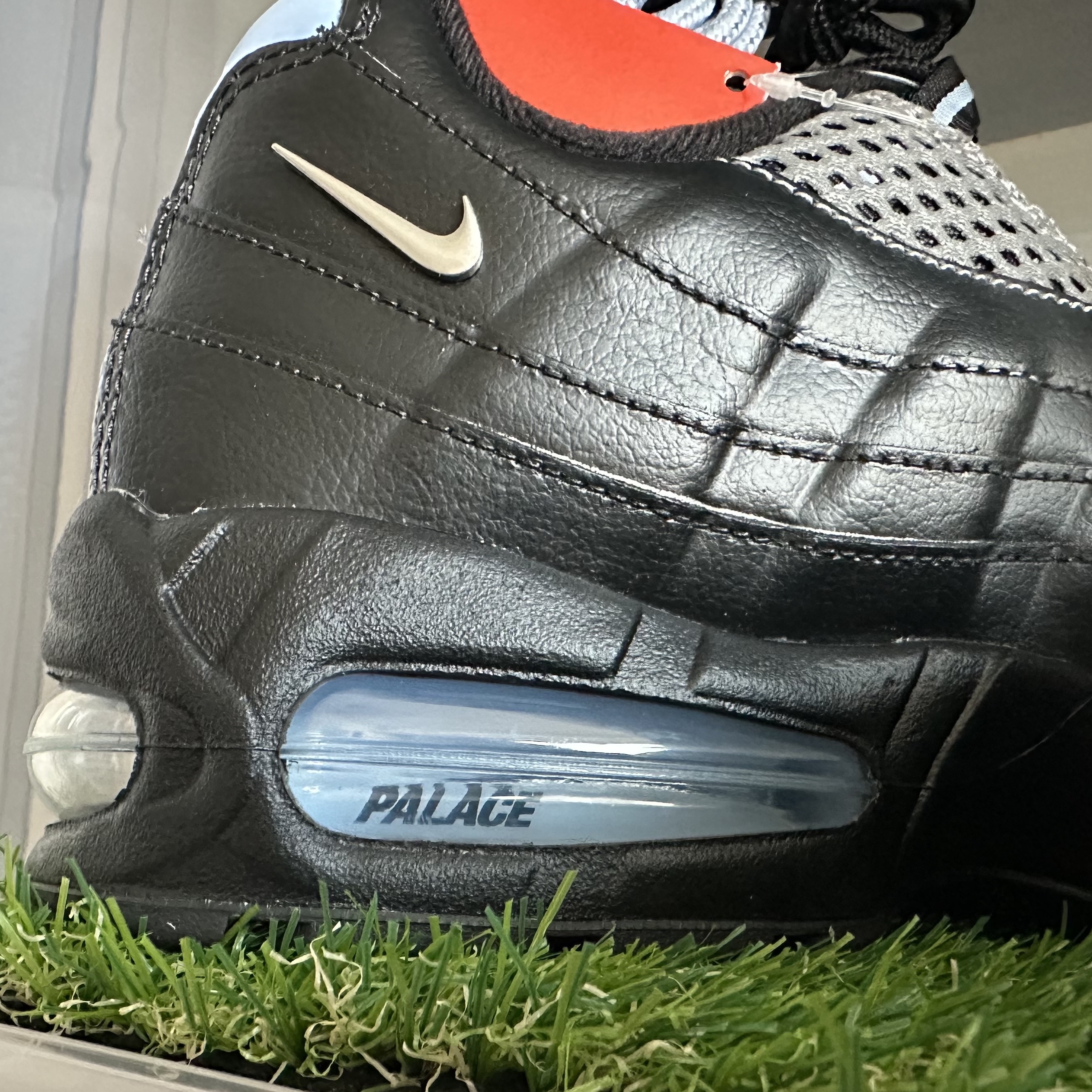 Nike x Palace Air Max 95 Metallic Silver Aluminum 착용 스타일 - 6