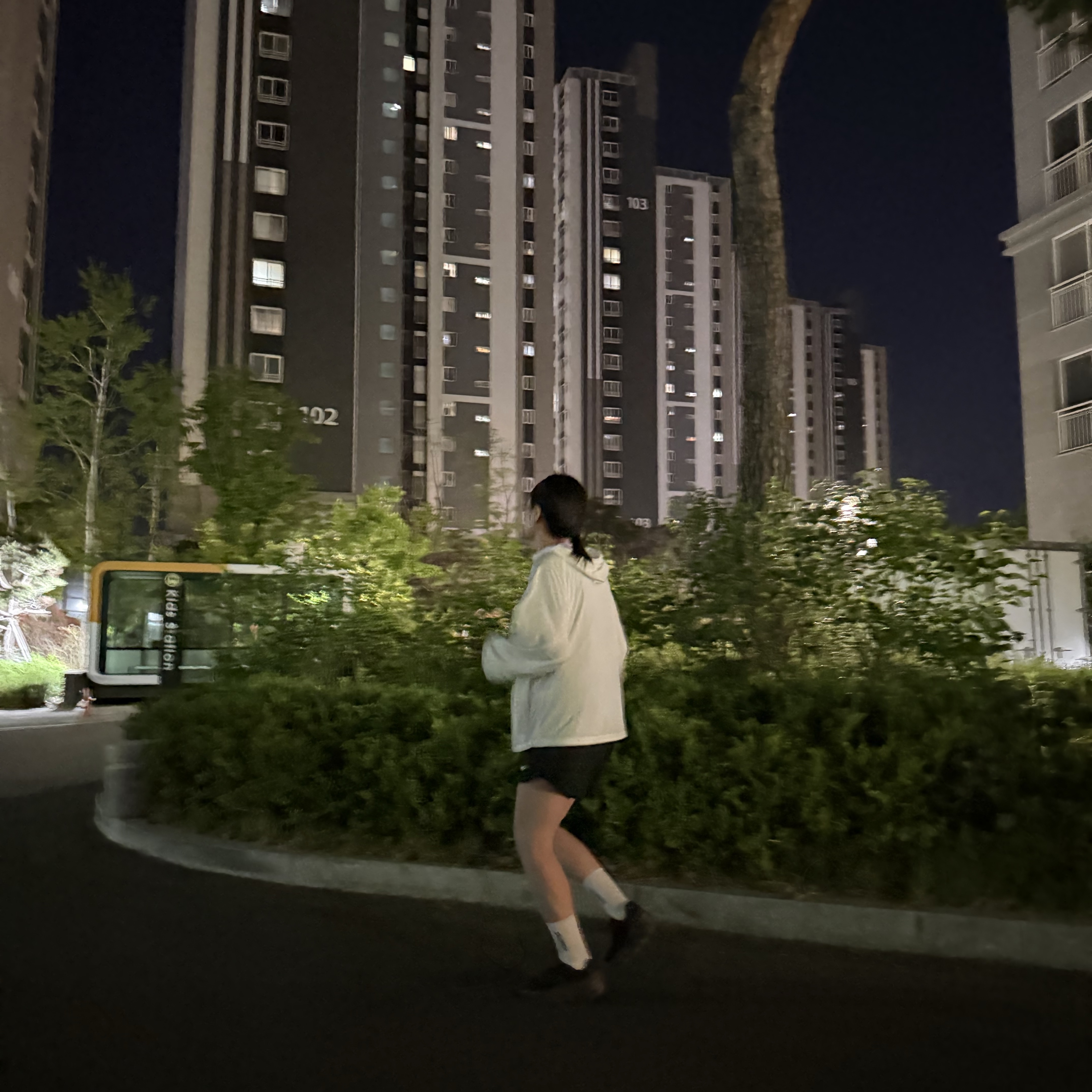 [KREAM 단독] runwhither Windbreaker Jacket White, (W) On Running Cloudmonster Black Magnet 착용 스타일