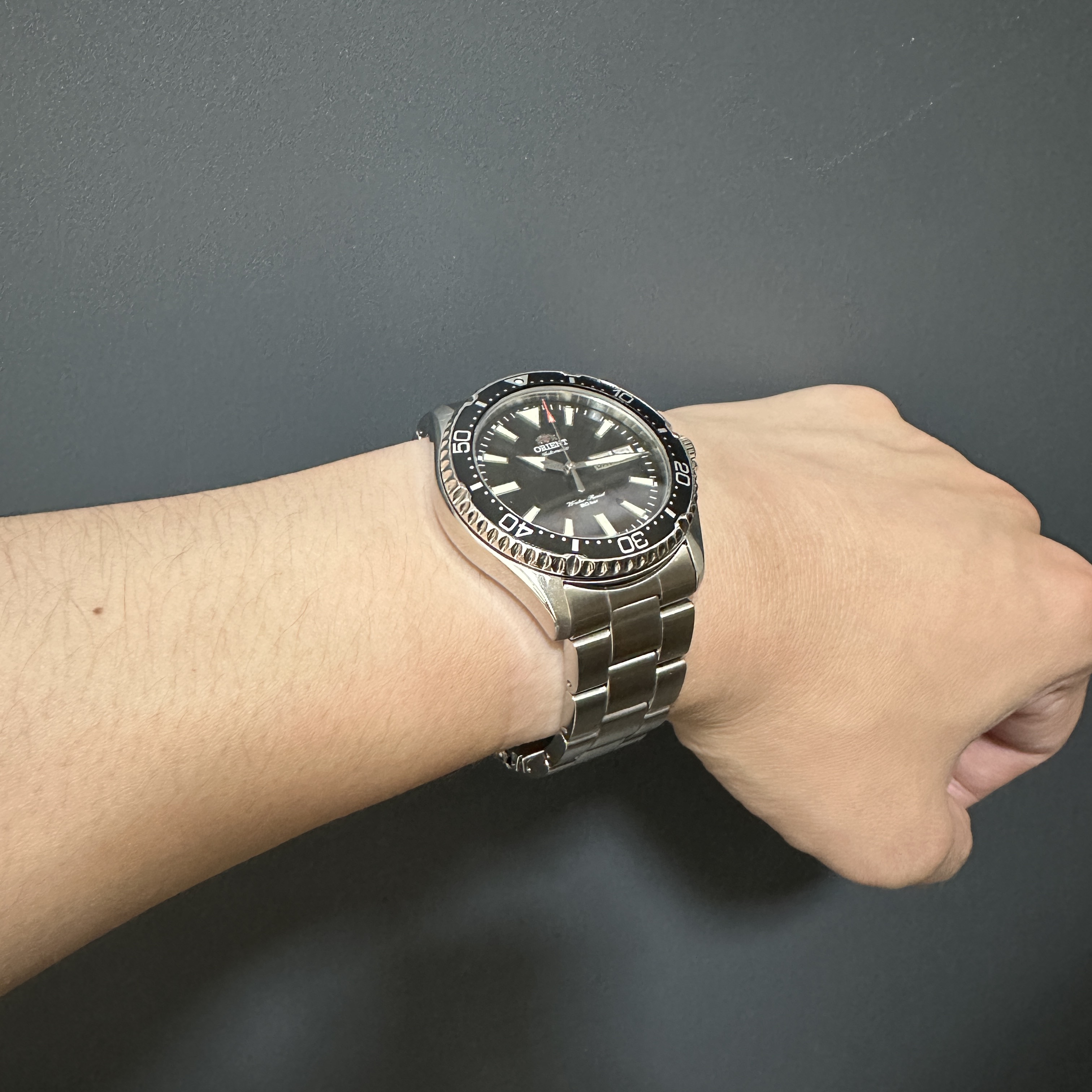 Orient Kamasu 41.8mm Automatic Stainless Steel Black Dial 착용 스타일 - 2