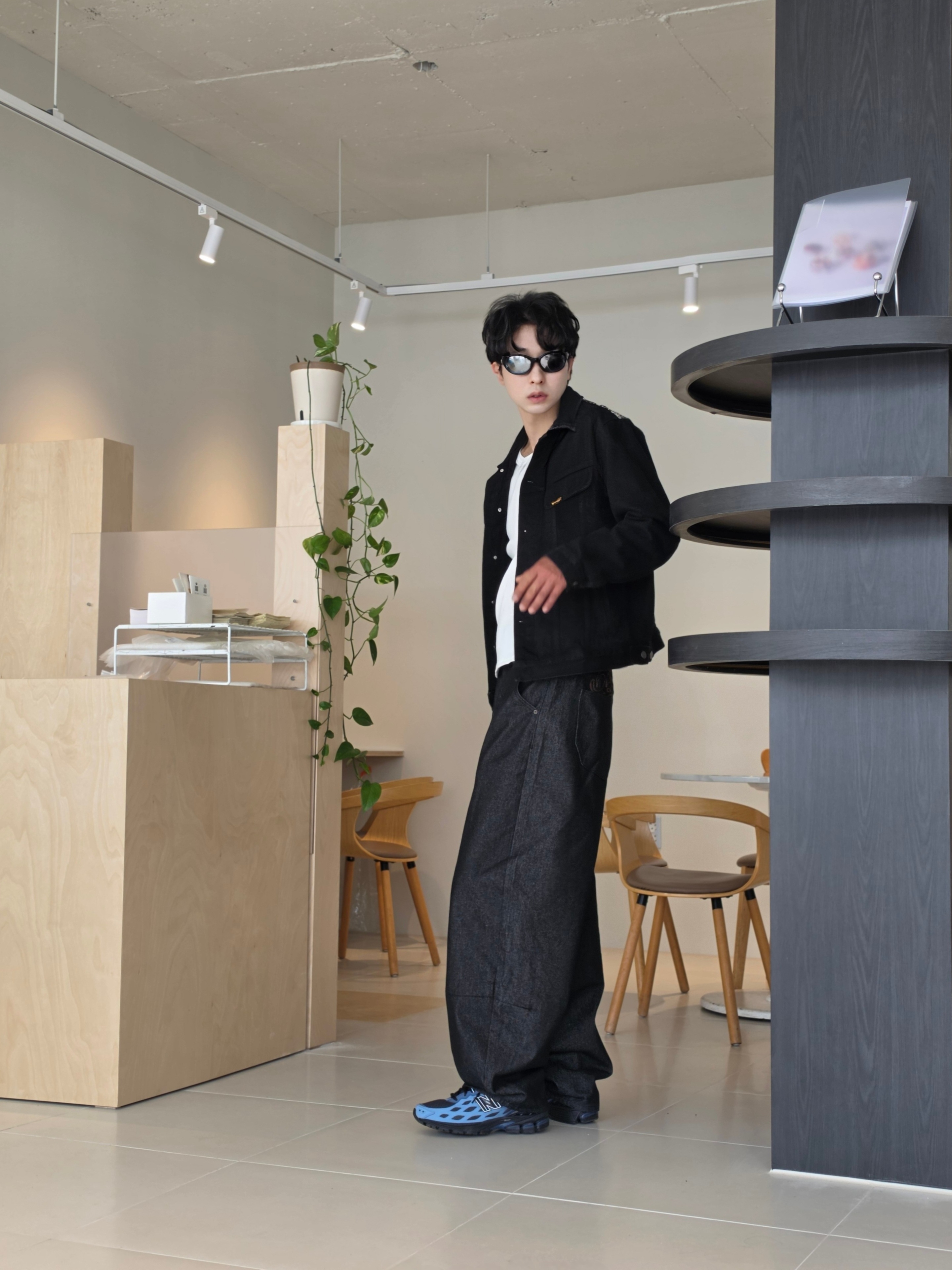 ersco Ancient Denim Trucker Jacket Black, New Balance 1906W Black NB Navy Dark Shoreline Blue 착용 스타일 - 2