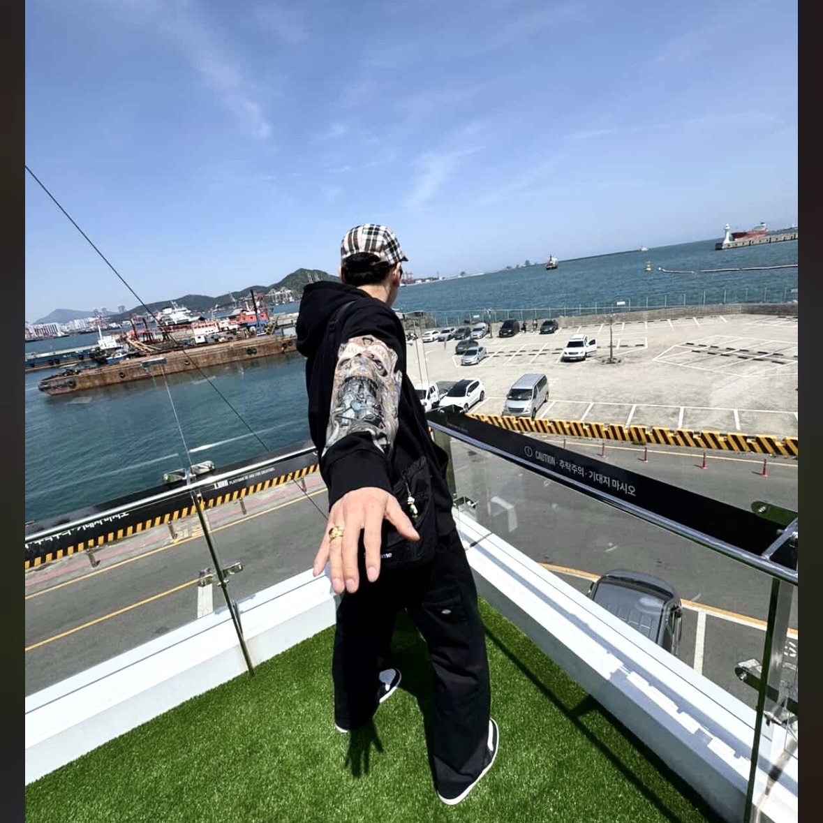 Supreme x Michael Jackson Dangerous Zip Up Hooded Sweatshirt Black - 25FW, Supreme Small Messenger Bag Black - 22SS 착용 스타일 - 1