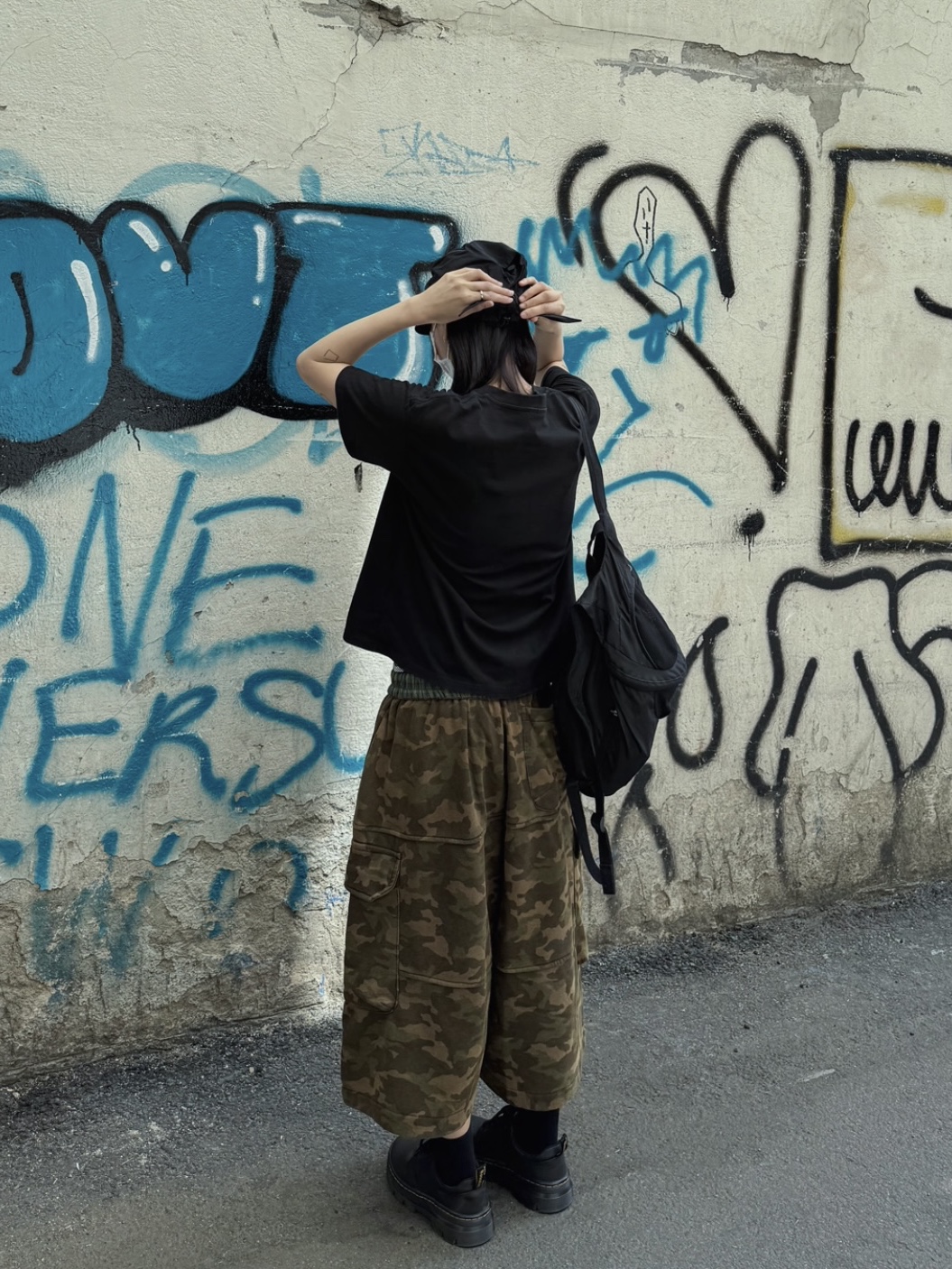 Mischief Lightweight Zip Around Backpack Black, Dr. Martens Reeder Wyoming Leather Utility Shoes Black 착용 스타일 - 2