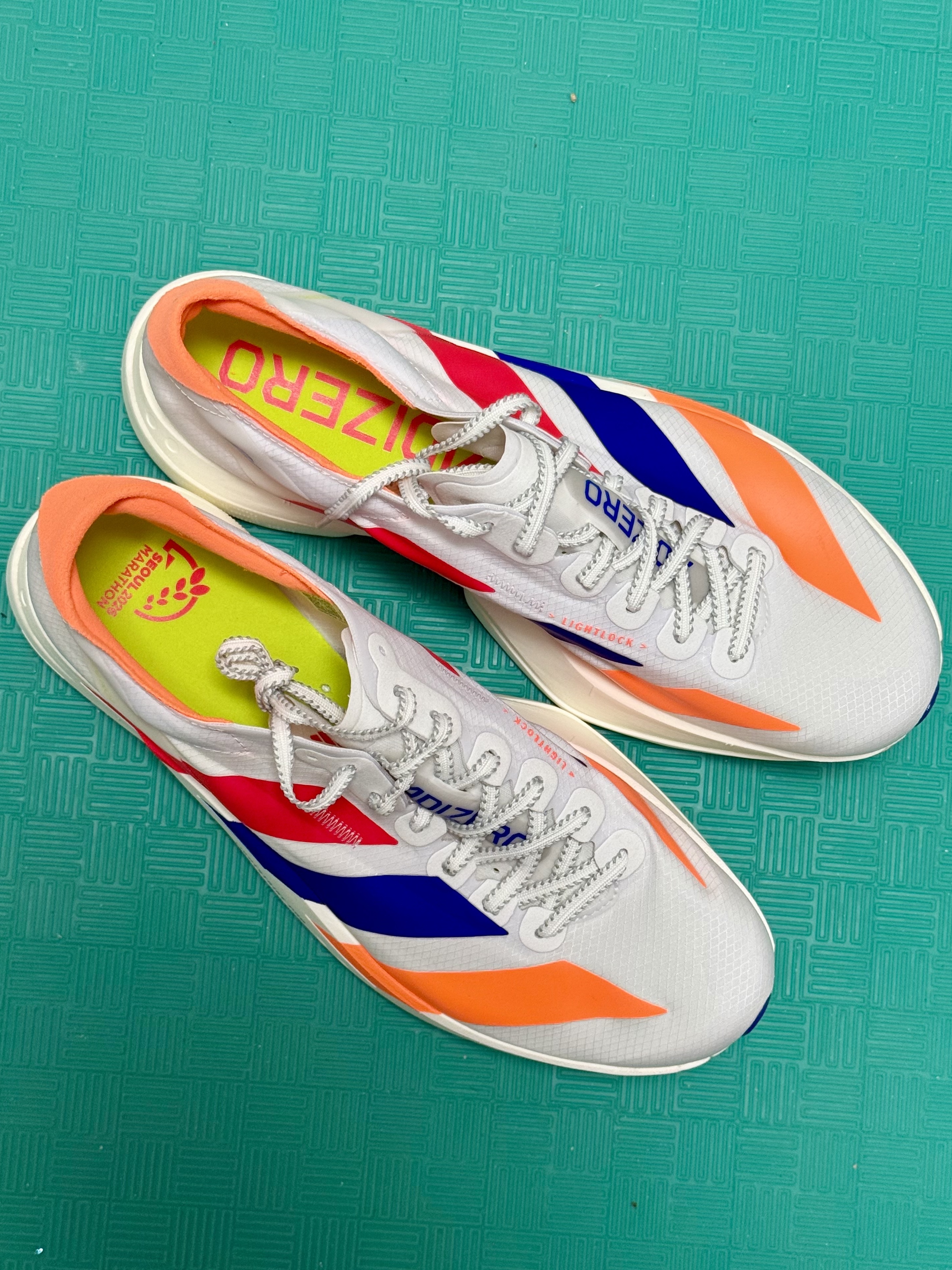 Adidas Seoul Marathon Adizero Adios Pro 4 Cloud White Lucid Red, Adidas Adizero Adios Pro 4 Cloud White Core Black 착용 스타일 - 1