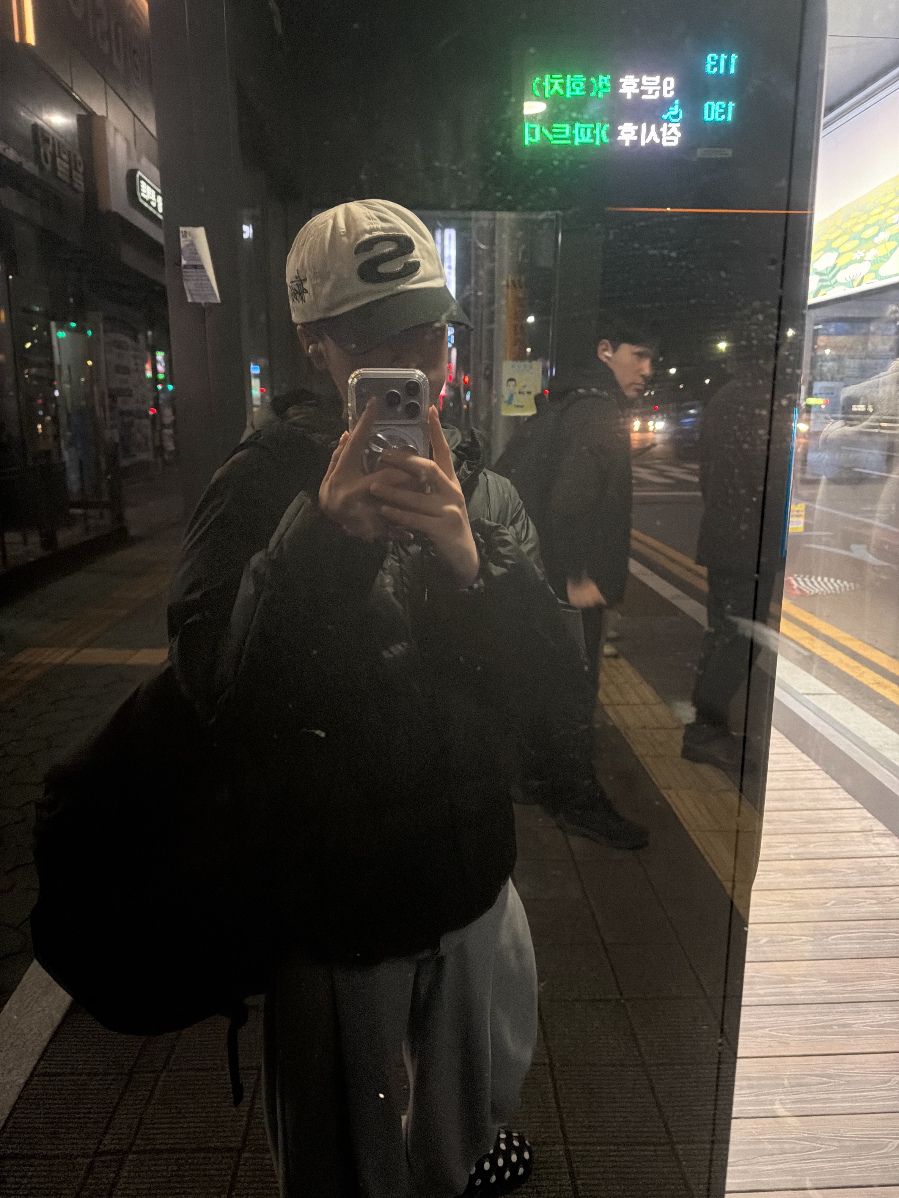 Arc'teryx Atom Hoody Black, Nike Heritage 86 Futura Washed Cap White 착용 스타일 - 2