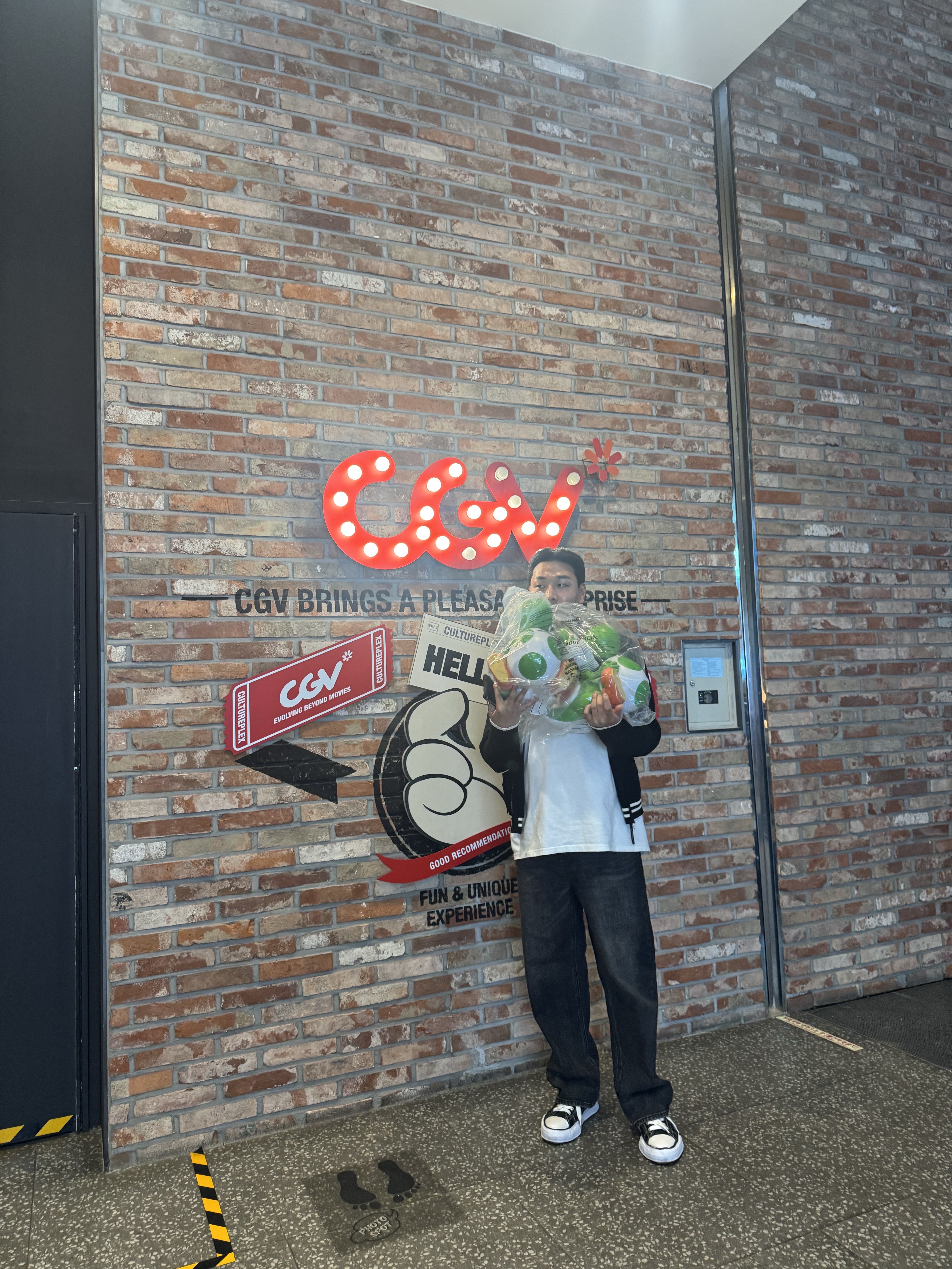 CGV x Super Mario Yoshi Popcorn Bucket, Maison Mihara Yasuhiro Peterson OG Sole Canvas Low Sneakers Black 착용 스타일 - 2