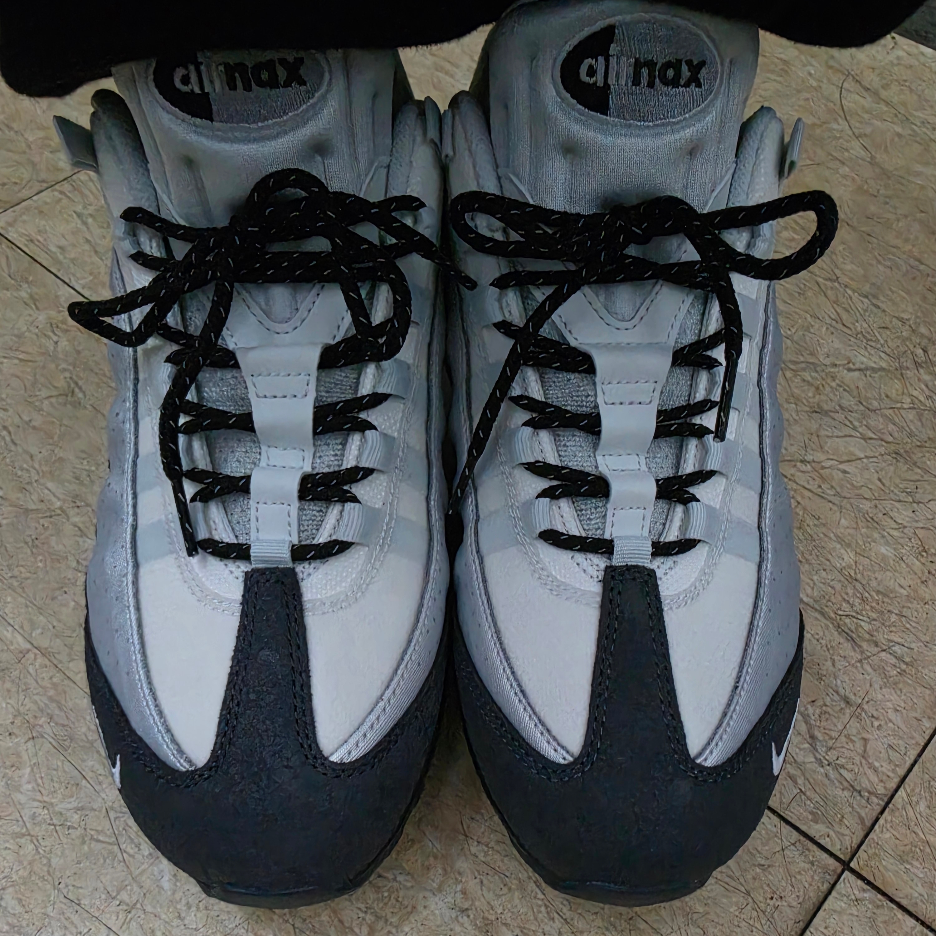 Nike Air Max 95 Big Bubble Seongsu Photon Dust Metallic Silver, Essentials Sweatpants Jet Black - 23FW 착용 스타일 - 4