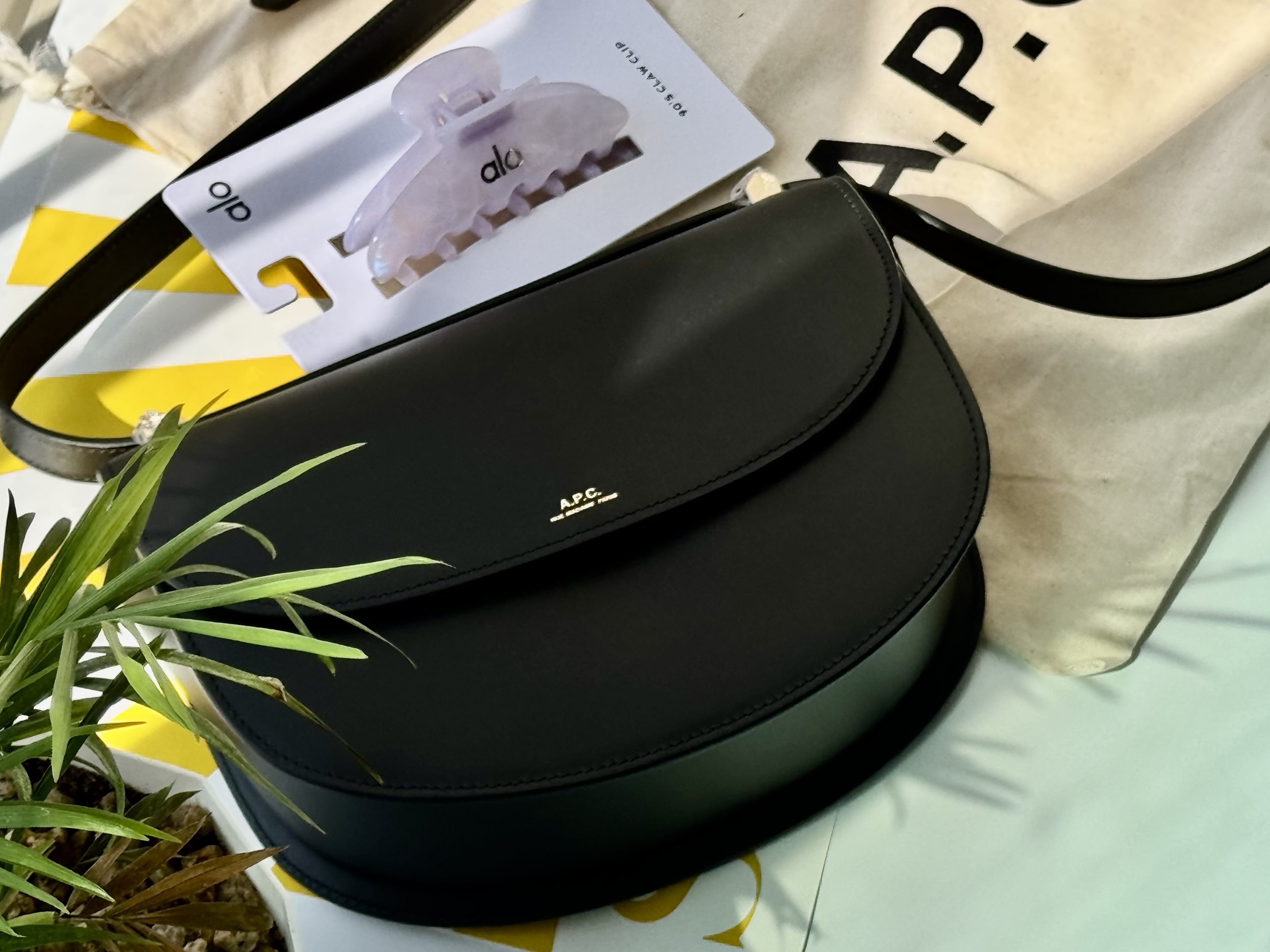 A.P.C. Geneve Bag Black, (W) Alo Yoga 90's Claw Clip Light Provence Blue Marble 착용 스타일 - 4