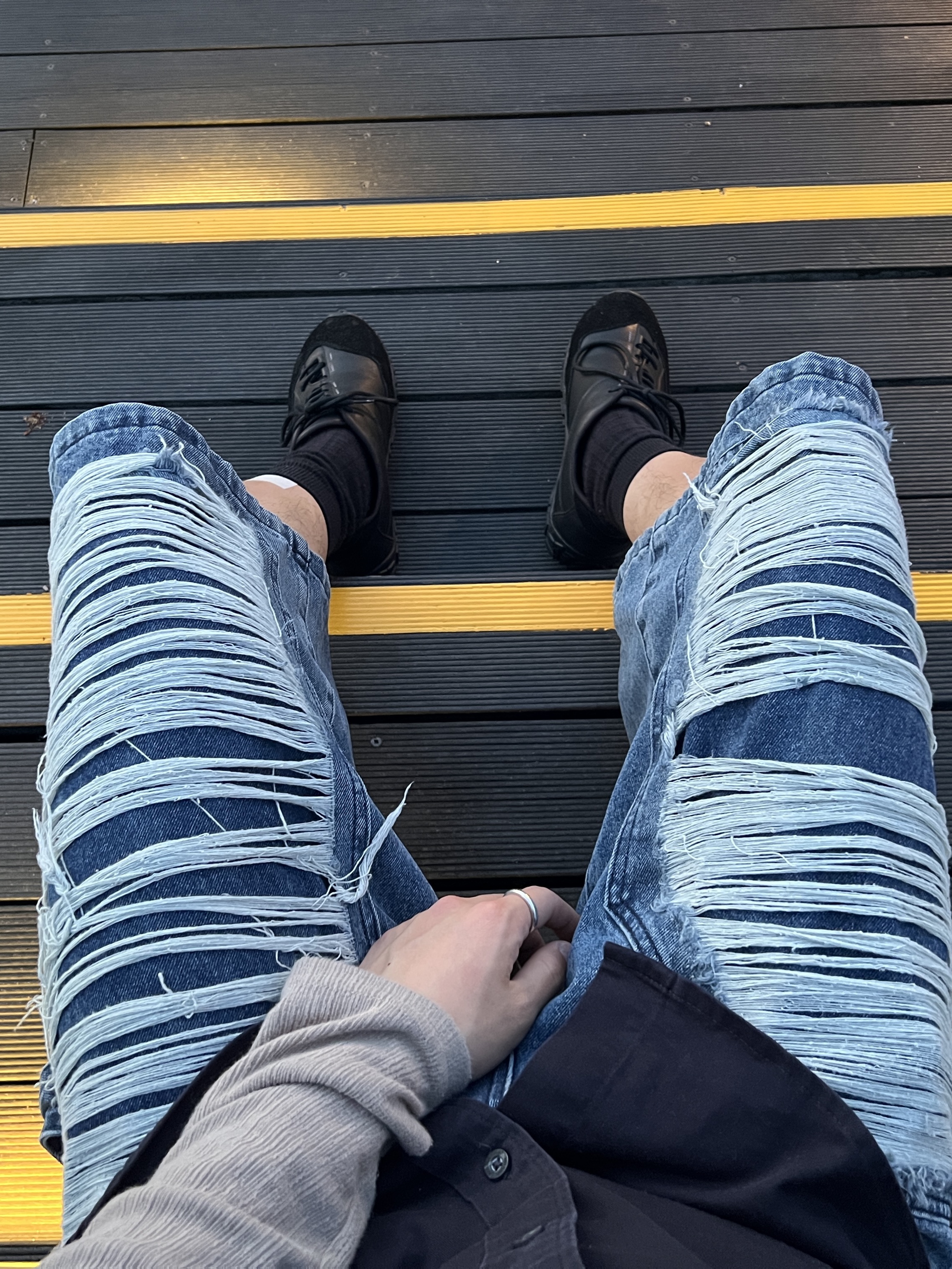 [KREAM 단독] NOMANUAL Destroyed Bermuda Pants Washed Navy 착용 스타일 - 3