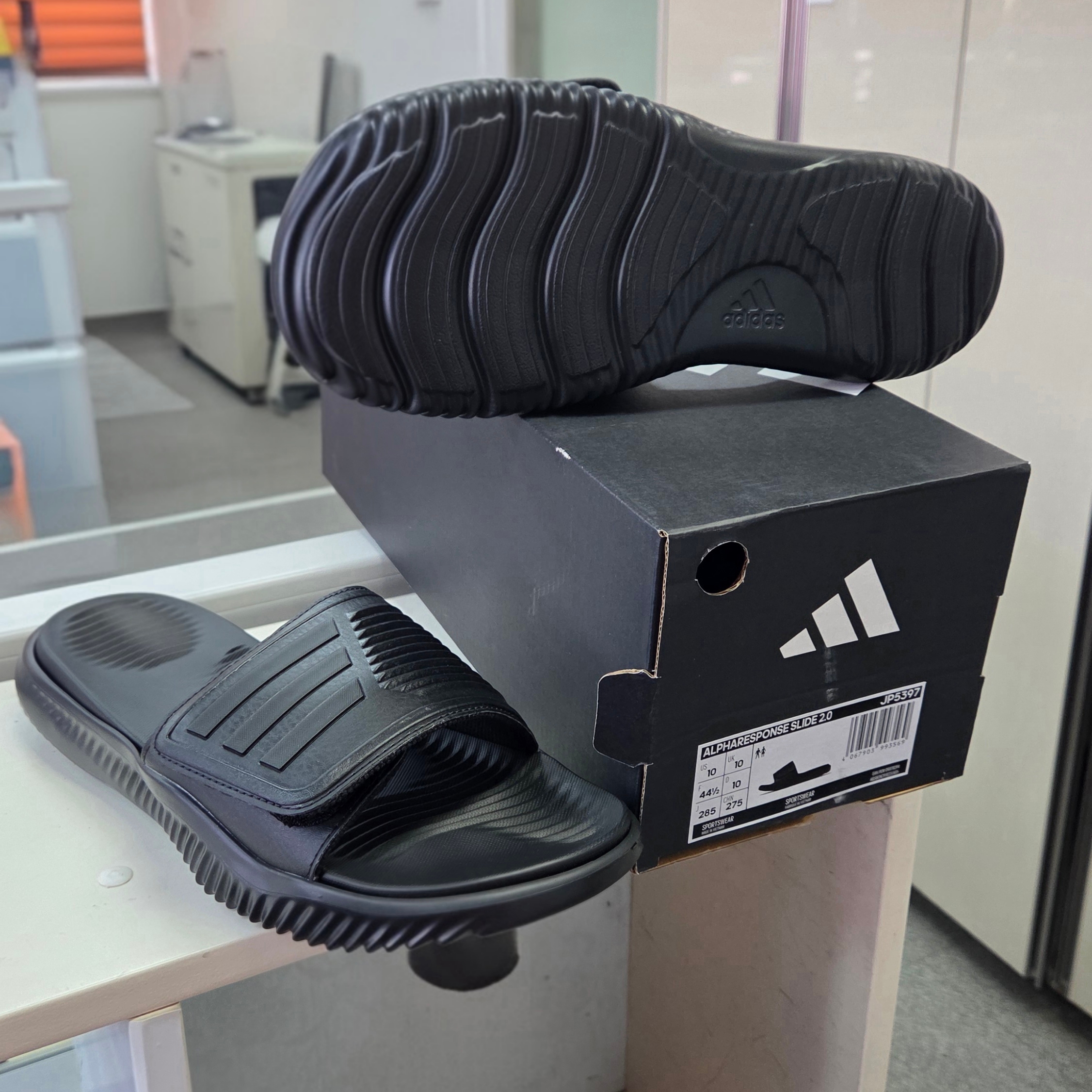 Adidas Alpharesponse 2.0 Slide Core Black 착용 스타일