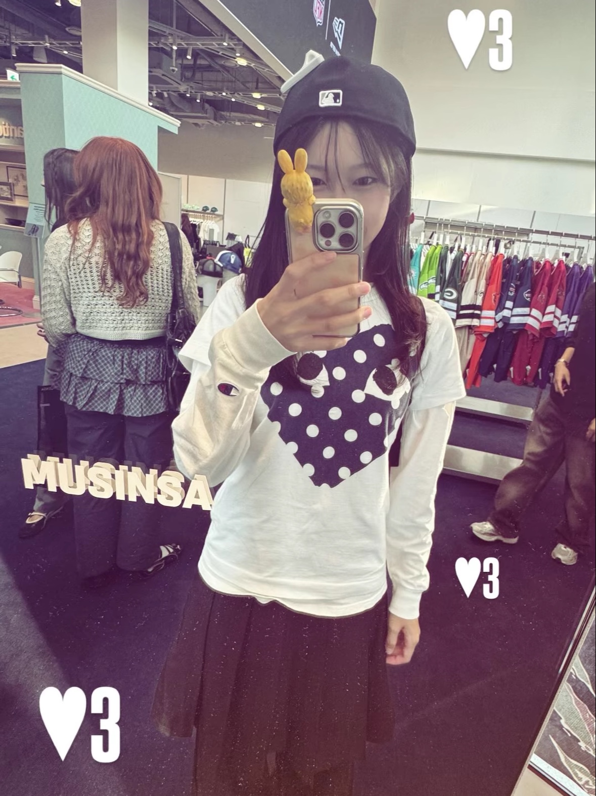 Play Comme des Garcons Red Heart Printed Blue Heart T-Shirt White 착용 스타일