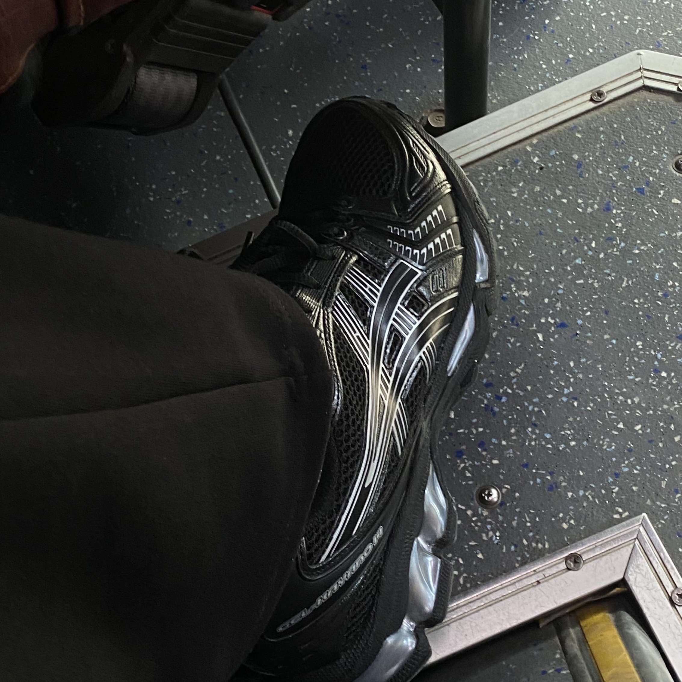 Asics Gel-Kayano 14 Black Pure Silver 착용 스타일 - 1