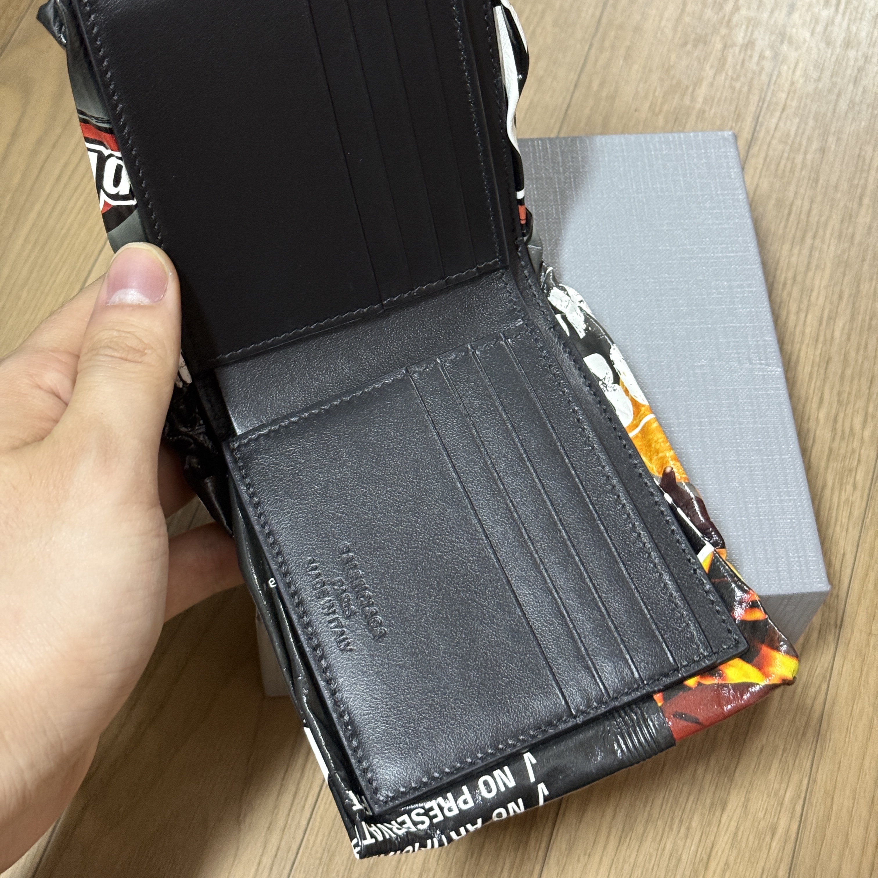 Balenciaga Chips Square Folded Wallet In Black 착용 스타일 - 3