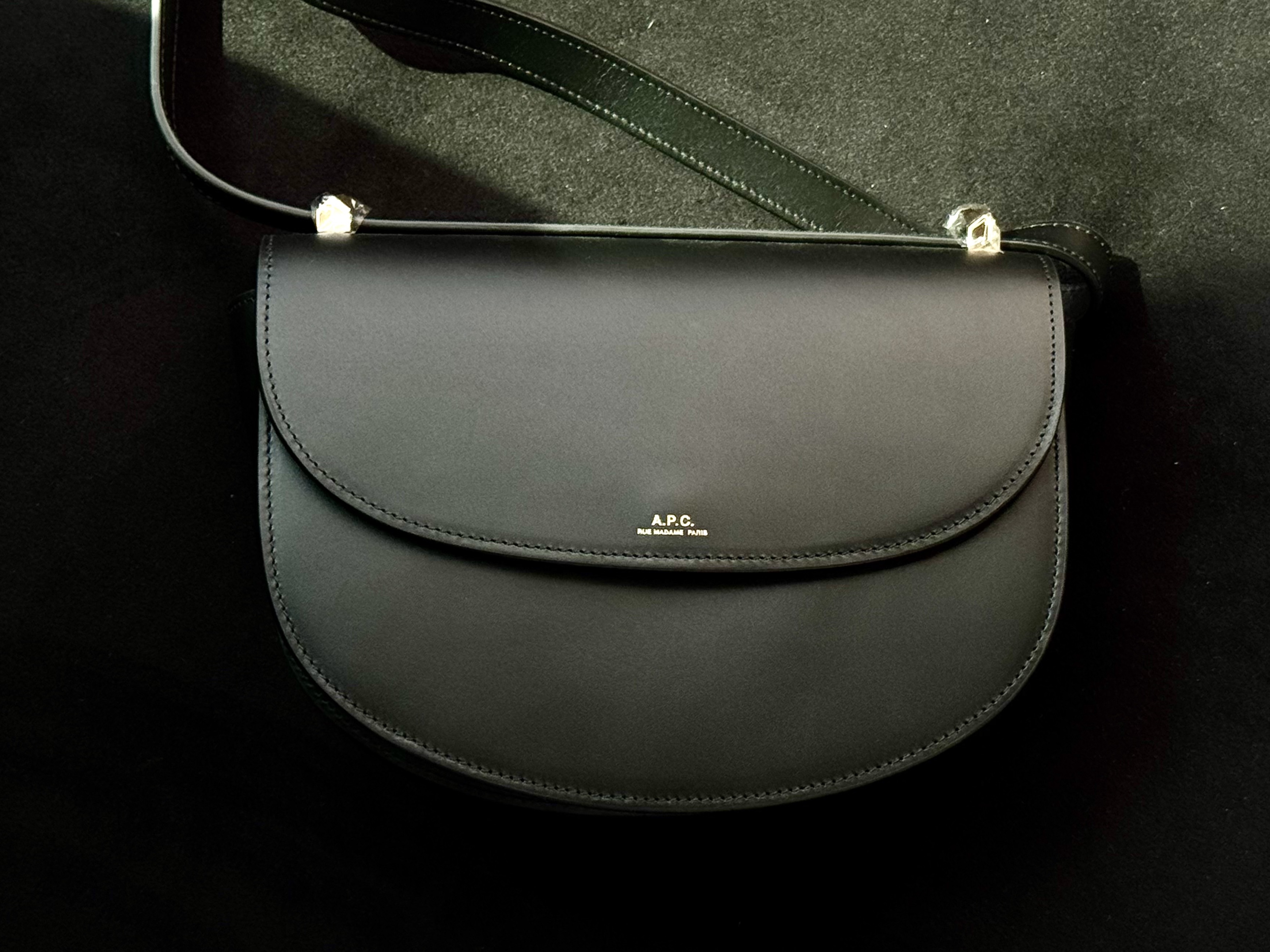 A.P.C. Geneve Bag Black, (W) Alo Yoga 90's Claw Clip Light Provence Blue Marble 착용 스타일 - 6