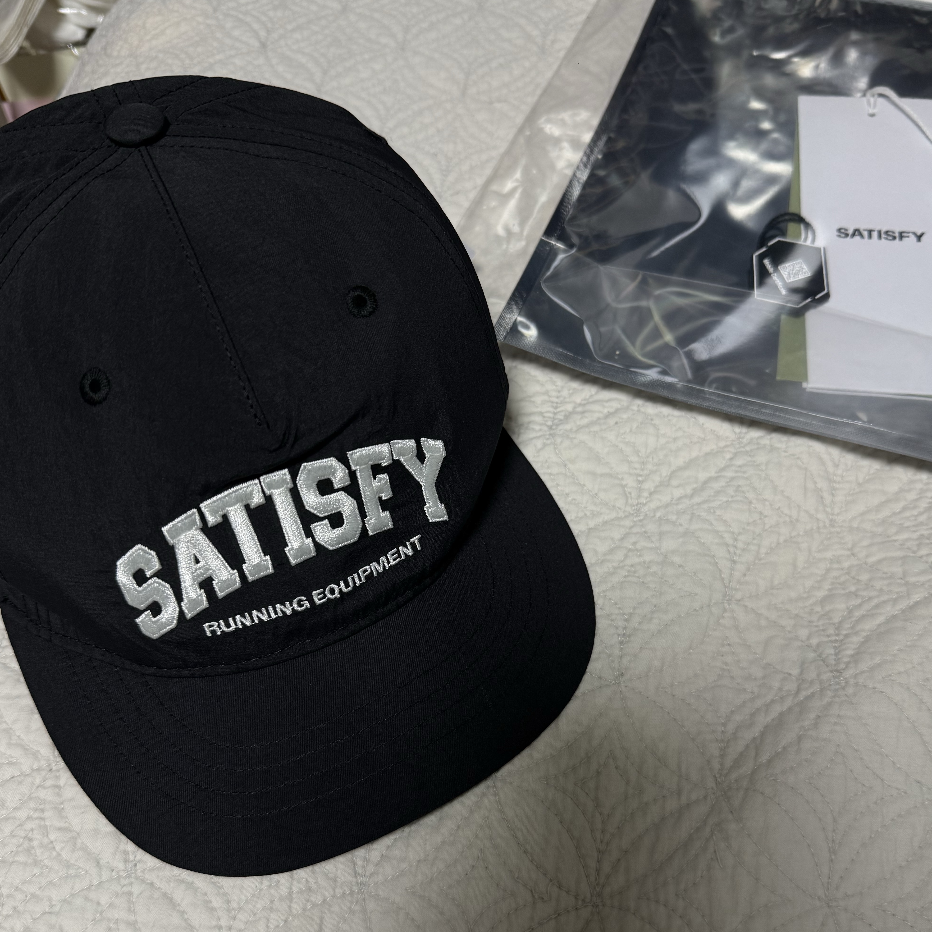 Satisfy Flitesilk 5-Panel Pinch Cap Black 착용 스타일 - 1