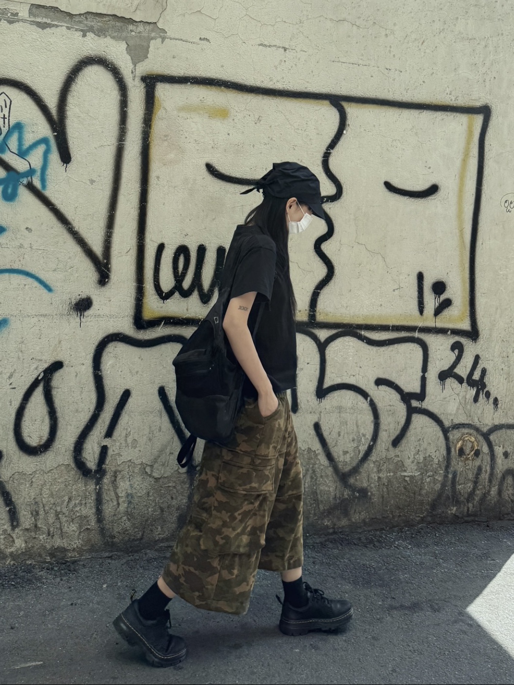 Mischief Lightweight Zip Around Backpack Black, Dr. Martens Reeder Wyoming Leather Utility Shoes Black 착용 스타일 - 6