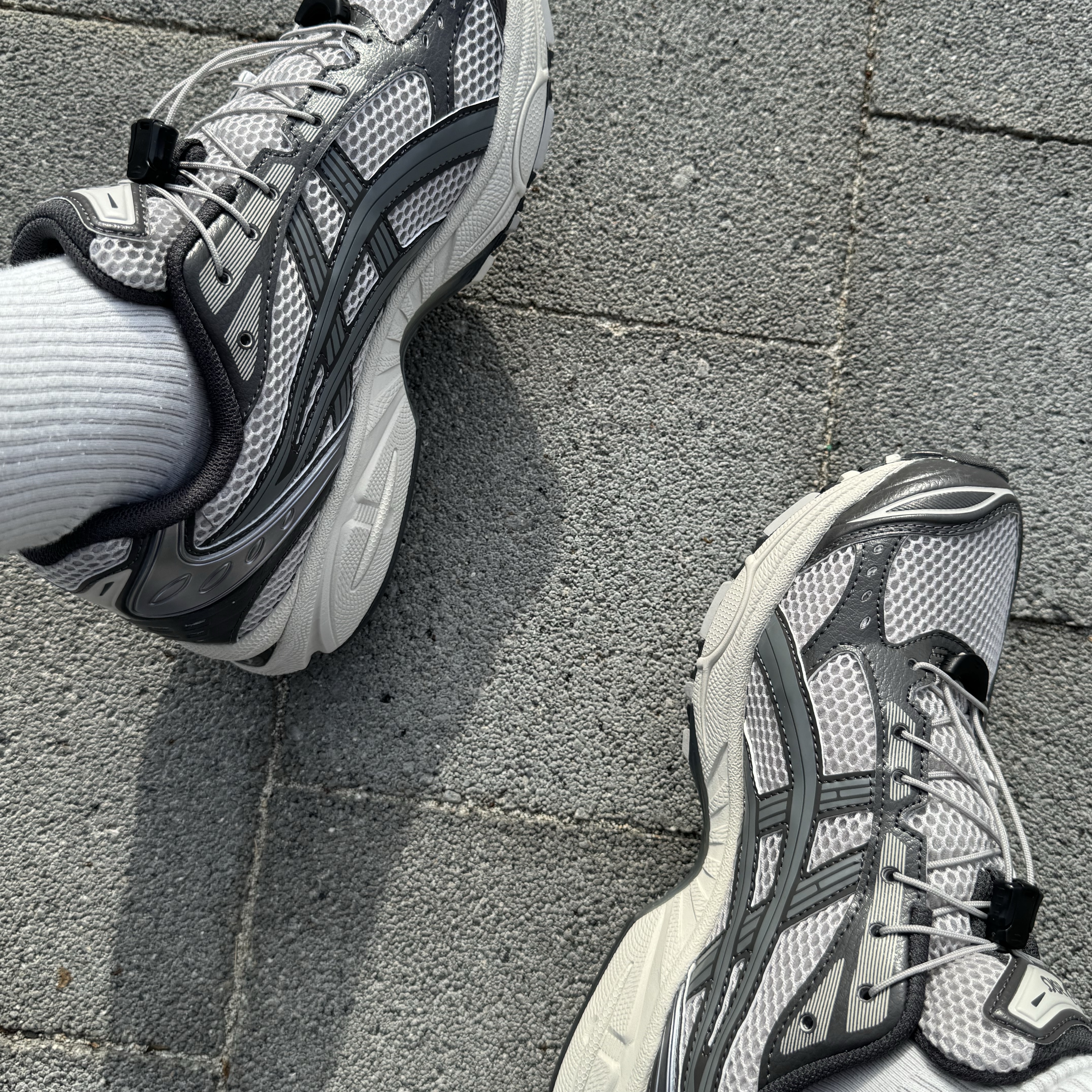 Asics Unlimited Gel-Kayano 14 Oyster Grey Clay Grey 착용 스타일 - 3