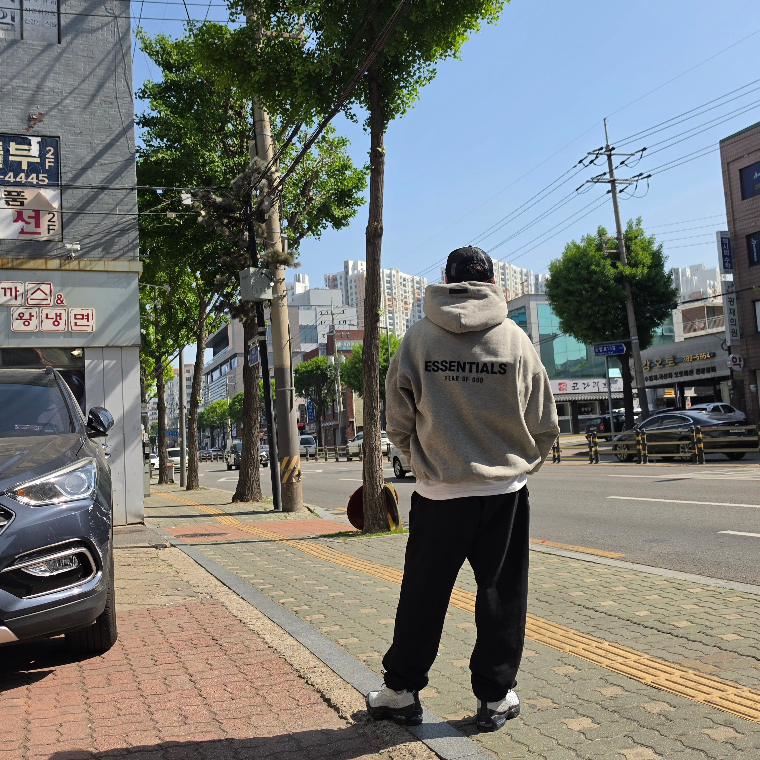 Nike Air Max 95 Big Bubble Seongsu Photon Dust Metallic Silver, Essentials Sweatpants Jet Black - 23FW 착용 스타일 - 2