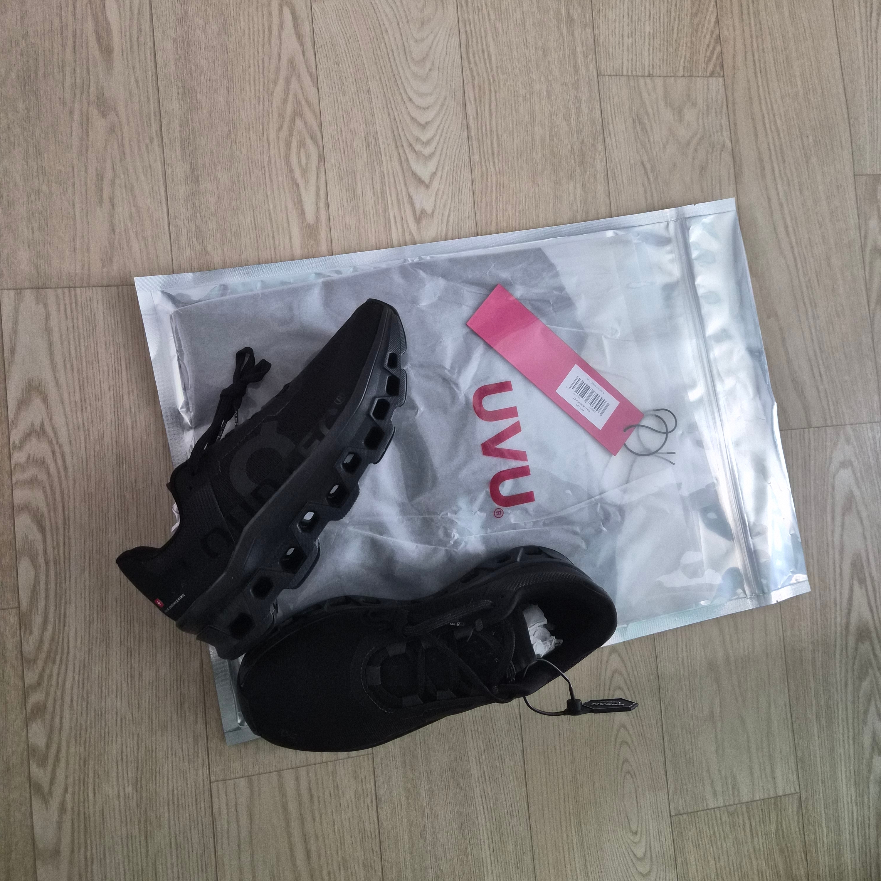 On Running Cloudmonster All Black, UVU L/S Running Top Grey 착용 스타일