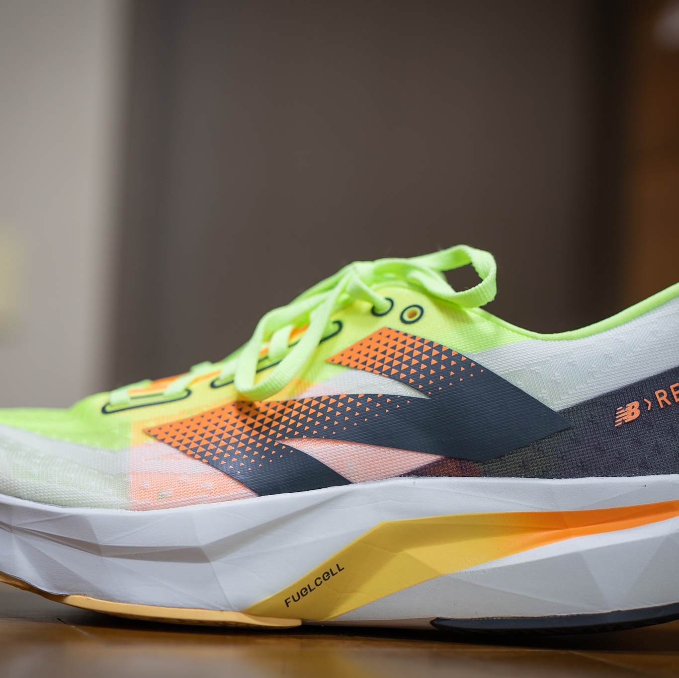 New Balance Fuelcell Rebel v4 White Bleached Lime Glow - D Standard 착용 스타일