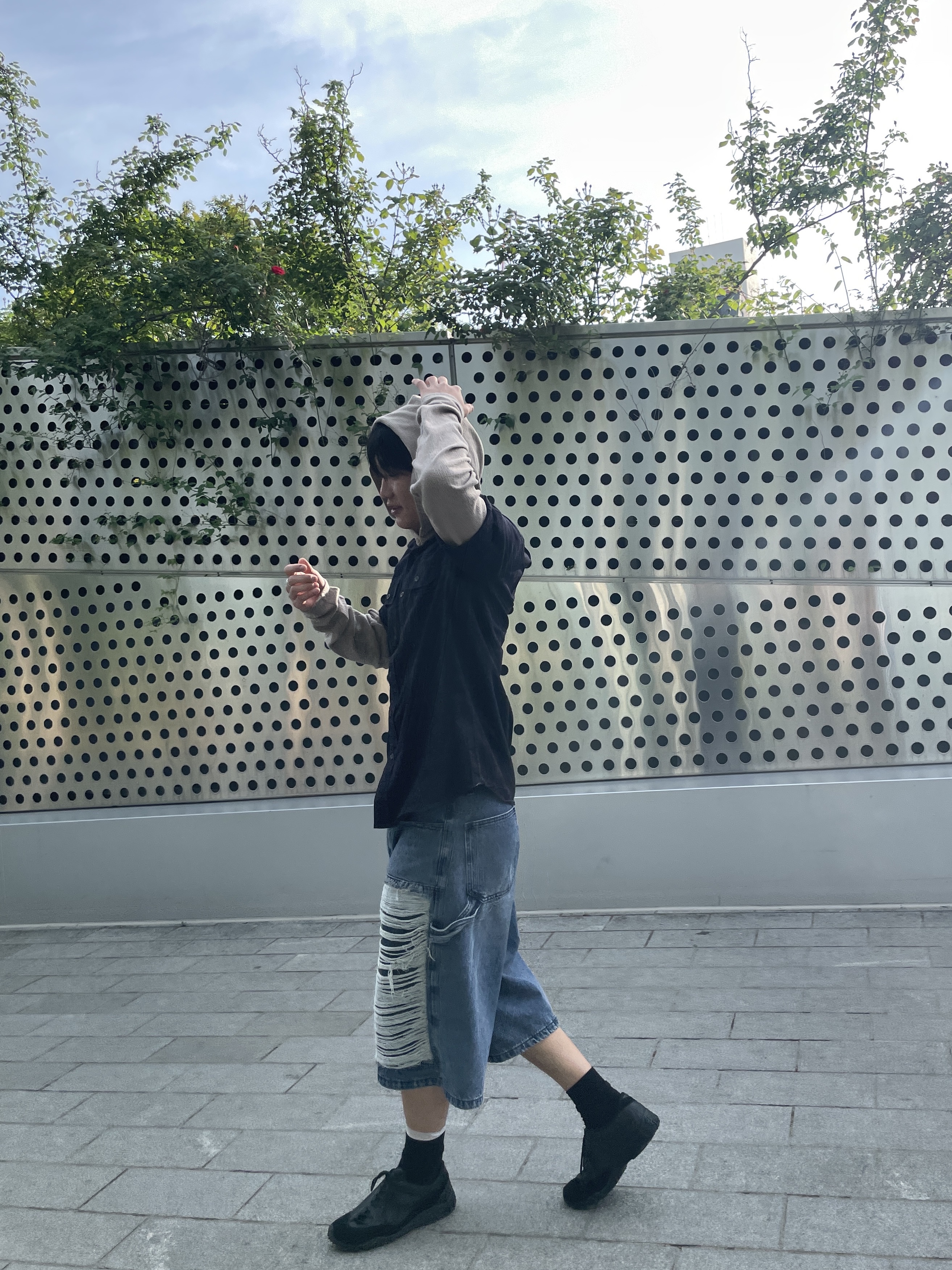 [KREAM 단독] NOMANUAL Destroyed Bermuda Pants Washed Navy 착용 스타일 - 4