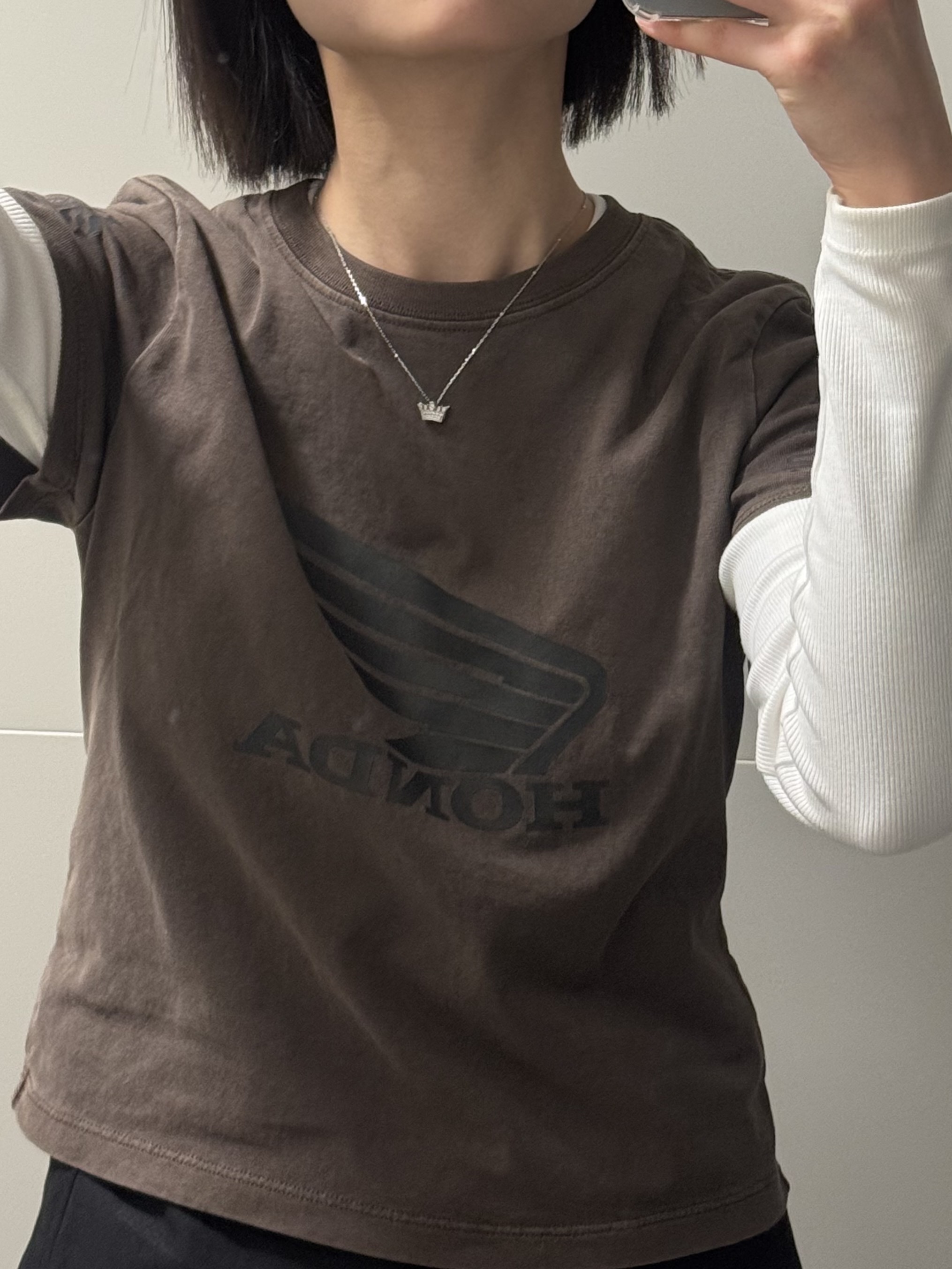 Honda Women's Wing Collect Logo Short Sleeve Pigment Brown 착용 스타일 - 1