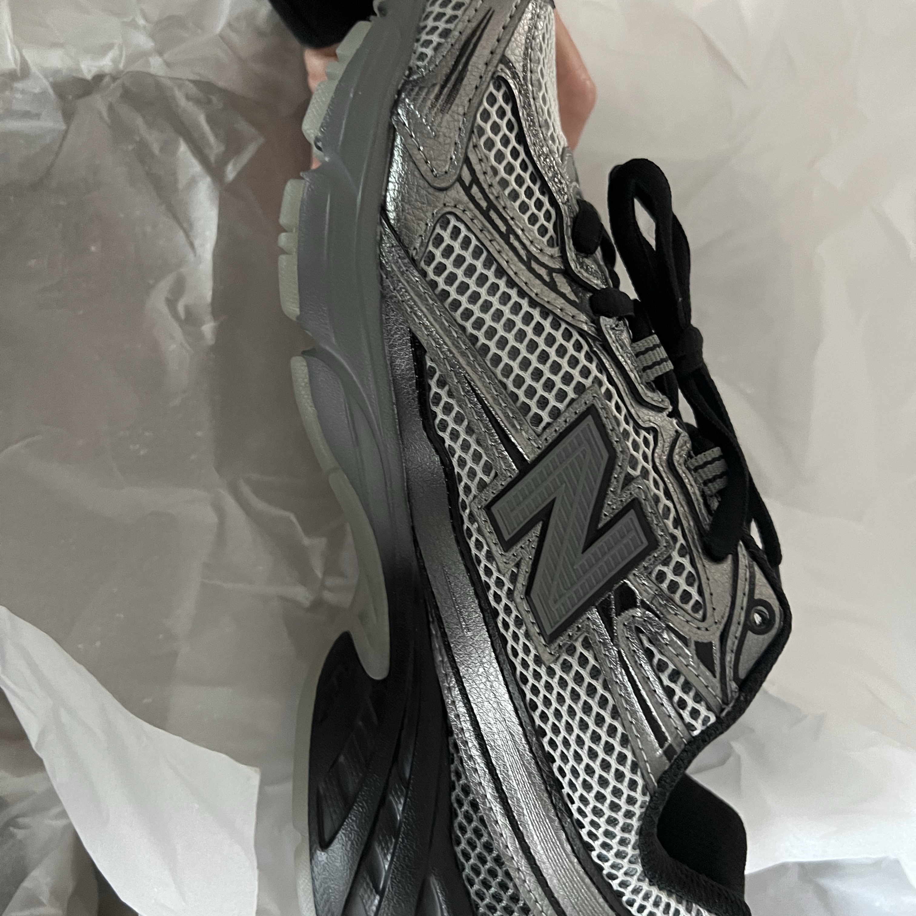 New Balance 740 Dark Silver Metallic 착용 스타일 - 1