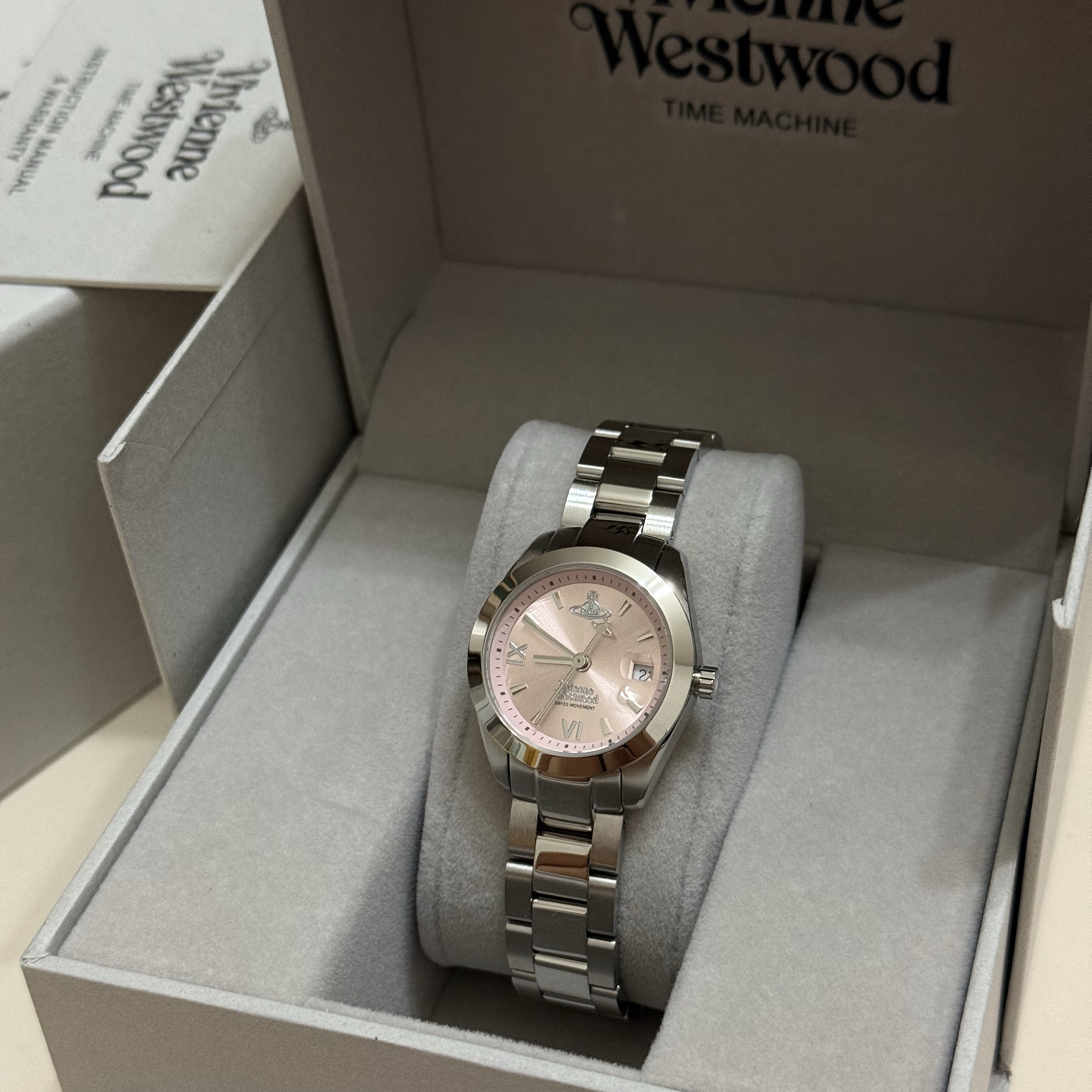 Vivienne Westwood Fenchurch Silver Pink 착용 스타일