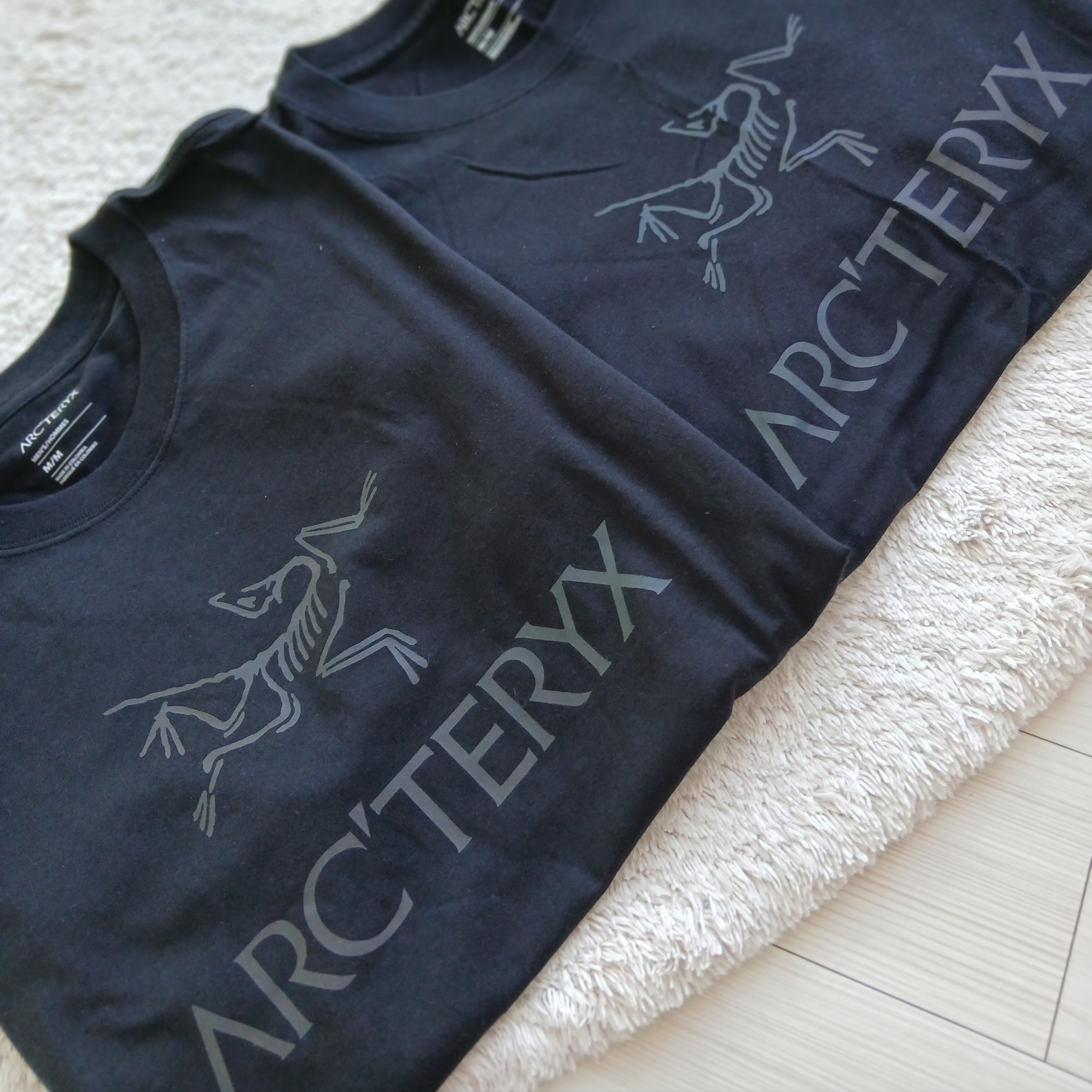 Arc'teryx Arc'word Logo SS T-Shirt Black, Arc'teryx Captive Arc'word SS T-Shirt Black 착용 스타일 - 1