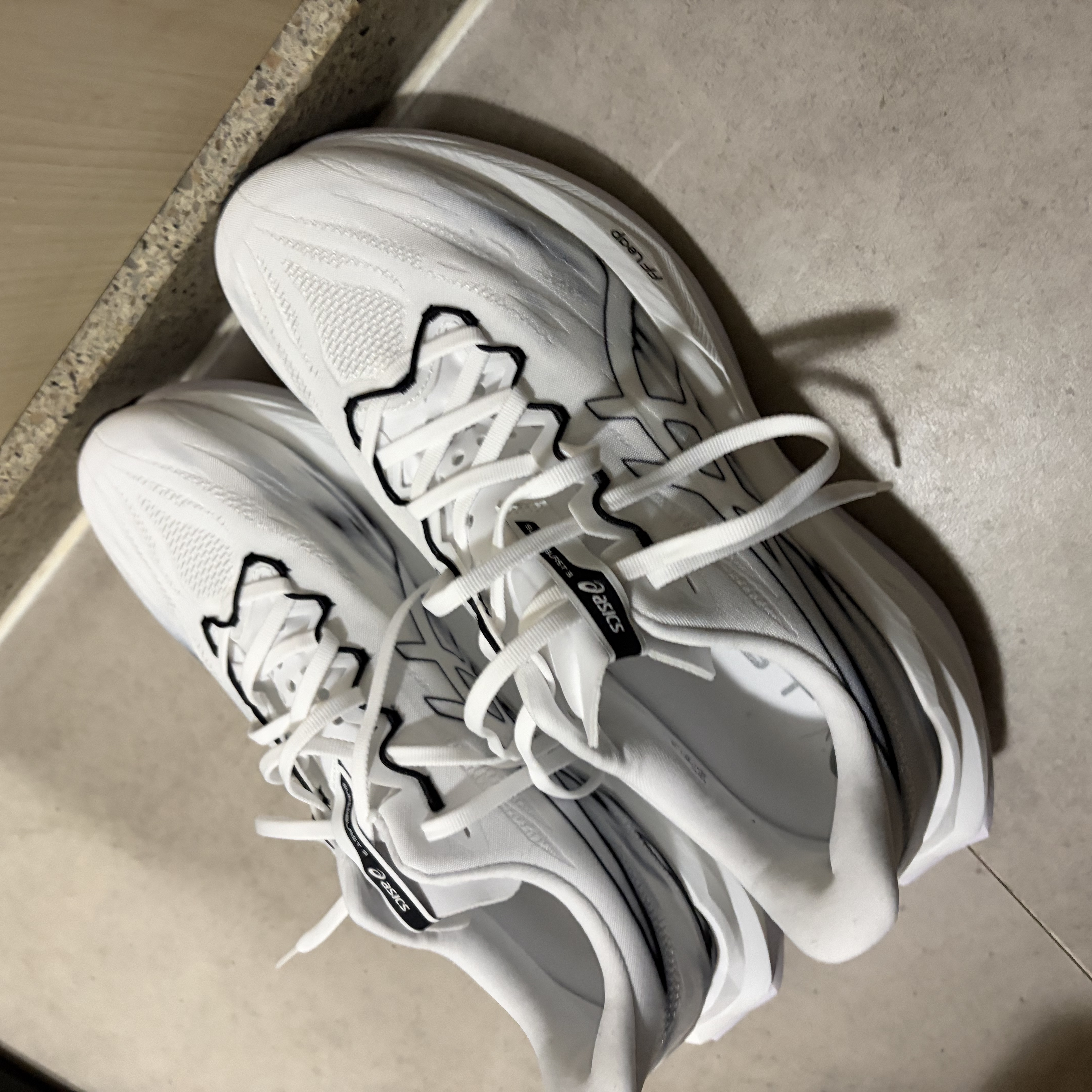Asics Superblast 3 White Black 착용 스타일