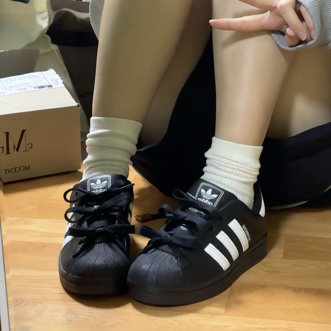 Adidas Superstar II Core Black Cloud White 착용 스타일