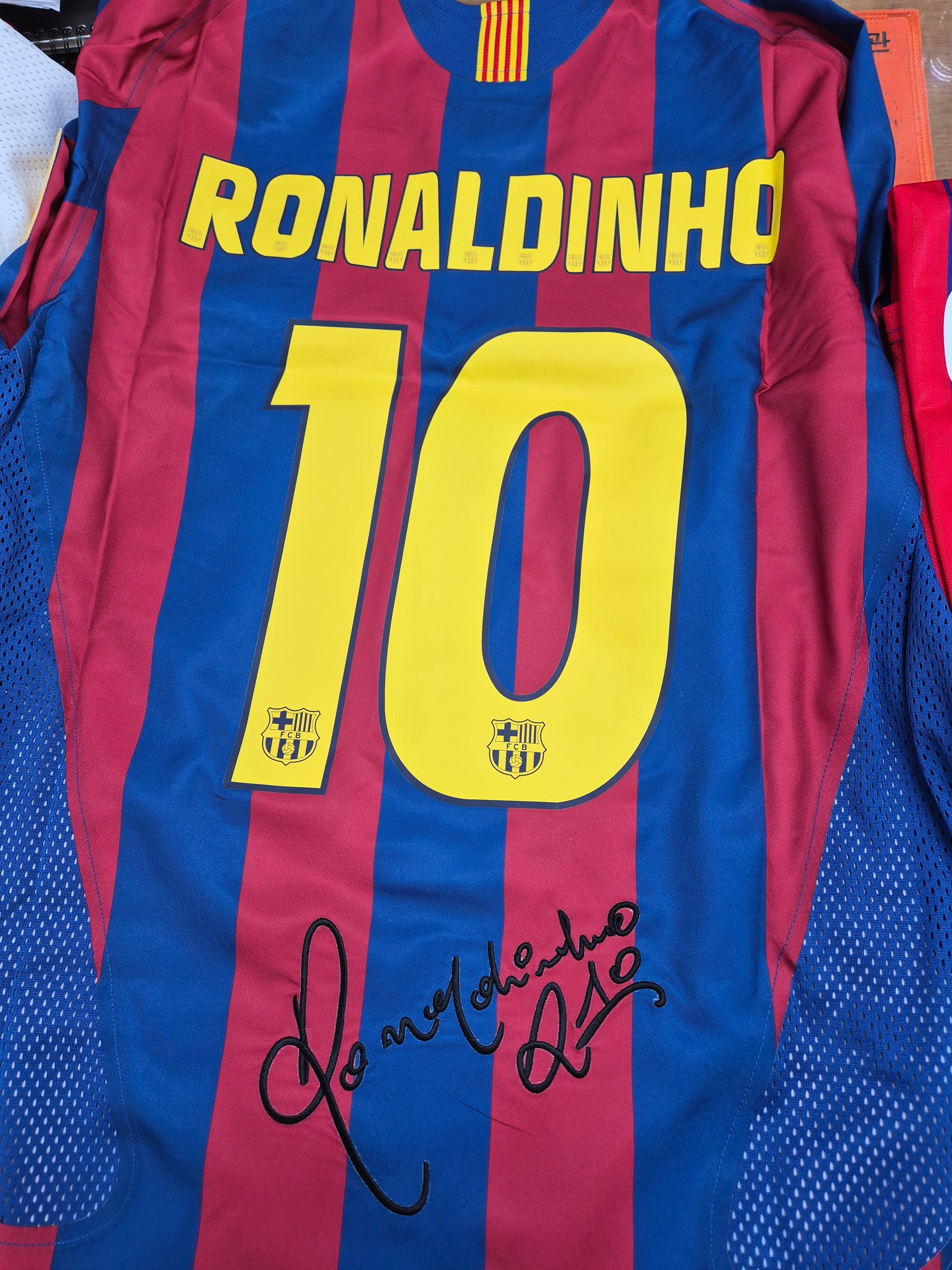 Nike Ronaldinho FC Barcelona 2005/06 Retro Soccer Replica Long-Sleeve Jersey (HQ1462-471) (Marking Ver.) 착용 스타일 - 1