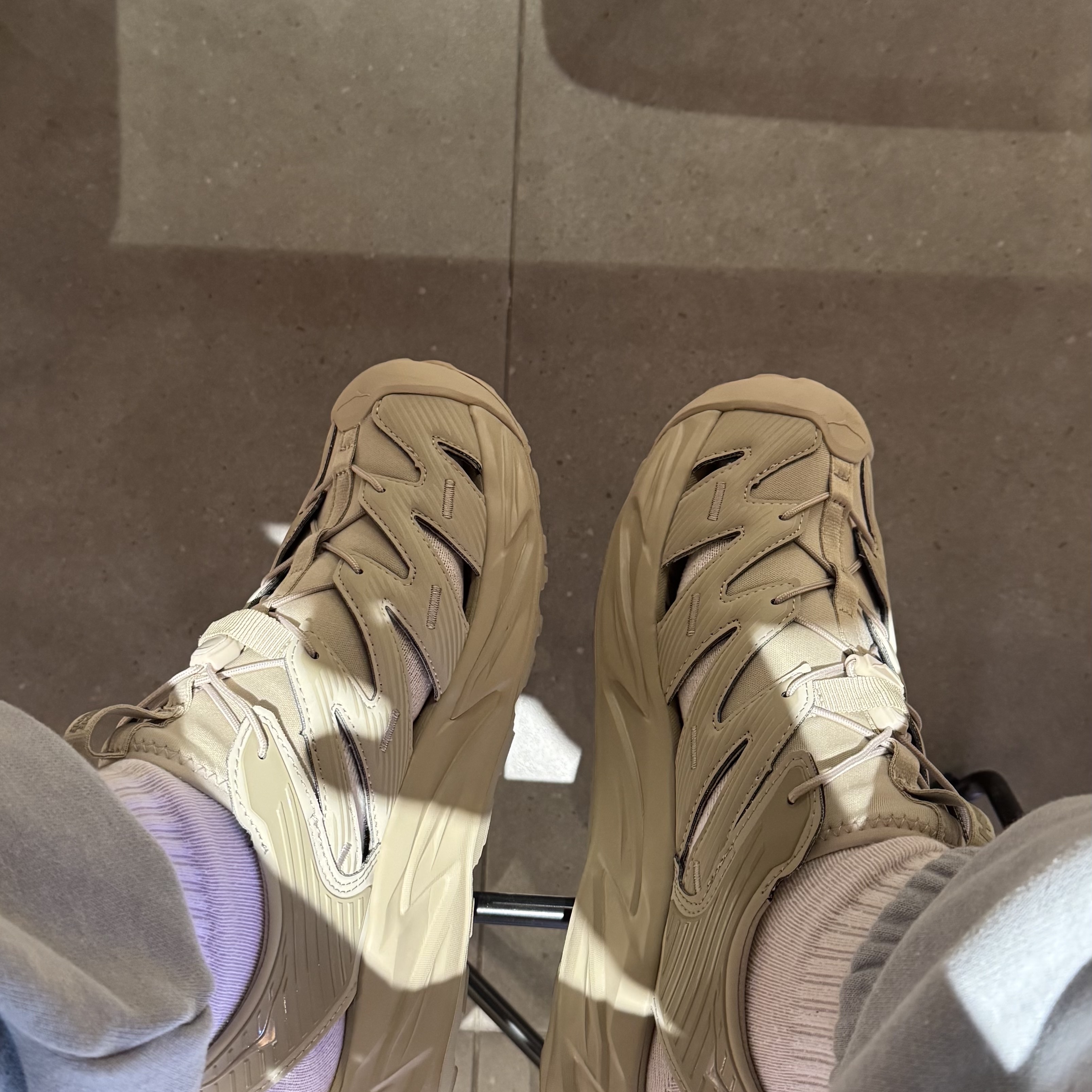 Hoka Hopara Oxford Tan 착용 스타일
