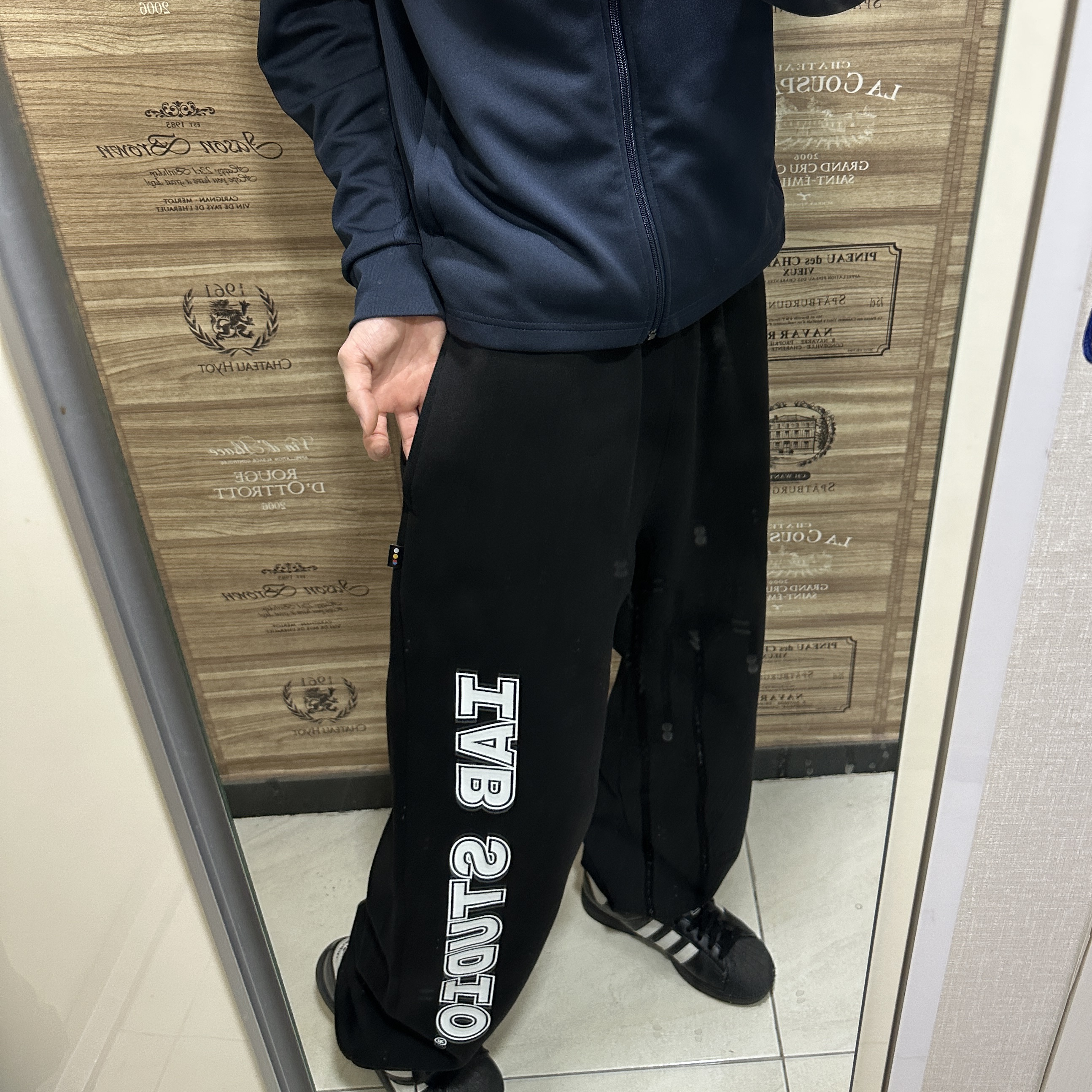 IAB Studio IAB Straight Logo Sweatpants Black 착용 스타일
