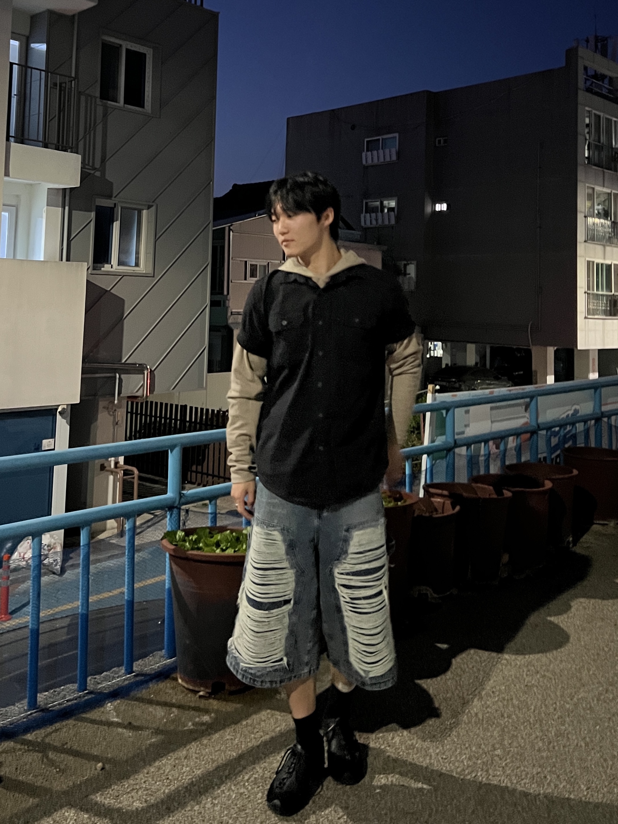 [KREAM 단독] NOMANUAL Destroyed Bermuda Pants Washed Navy 착용 스타일 - 6