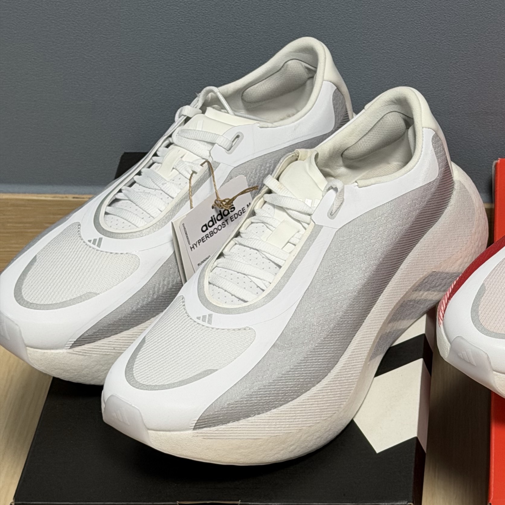 Adidas Hyperboost Edge Cloud White Light Solid Grey 착용 스타일 - 1