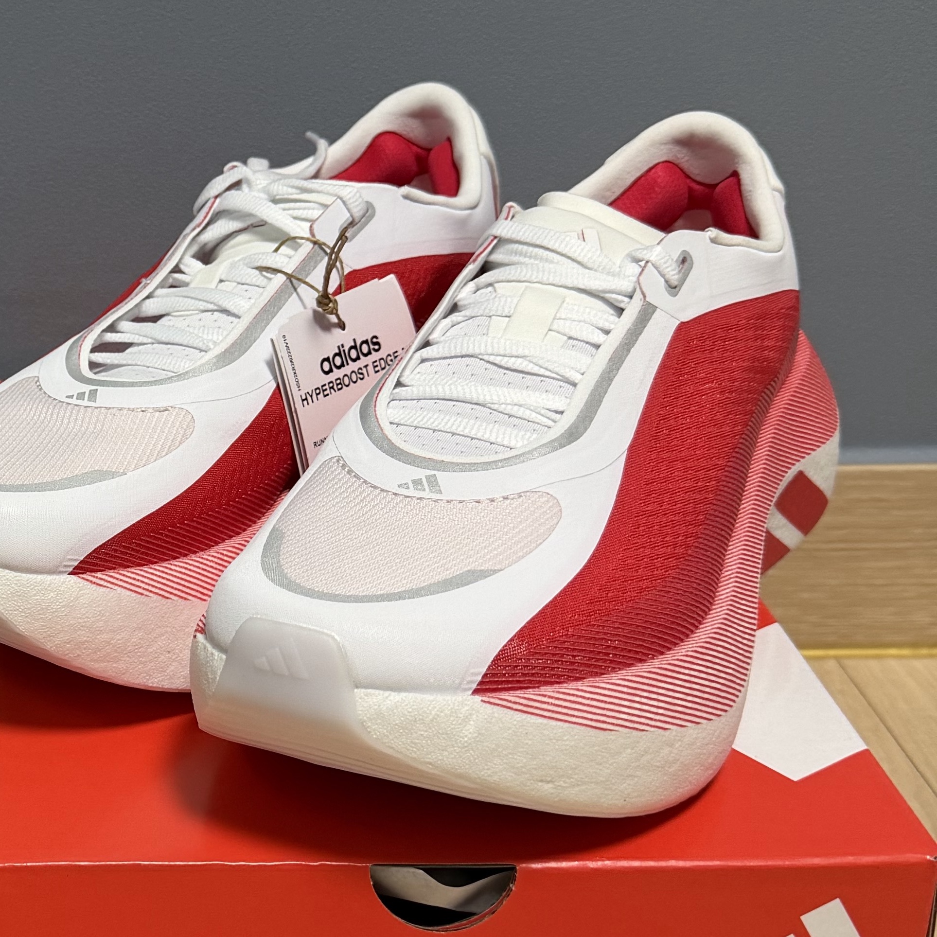 Adidas Hyperboost Edge Cloud White Pure Ruby 착용 스타일 - 1