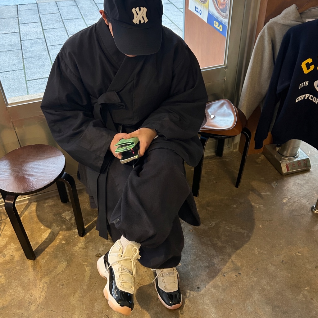 (W) Jordan 11 Retro Neapolitan, Farfromwhat Far Patch Logo Cap Navy 착용 스타일
