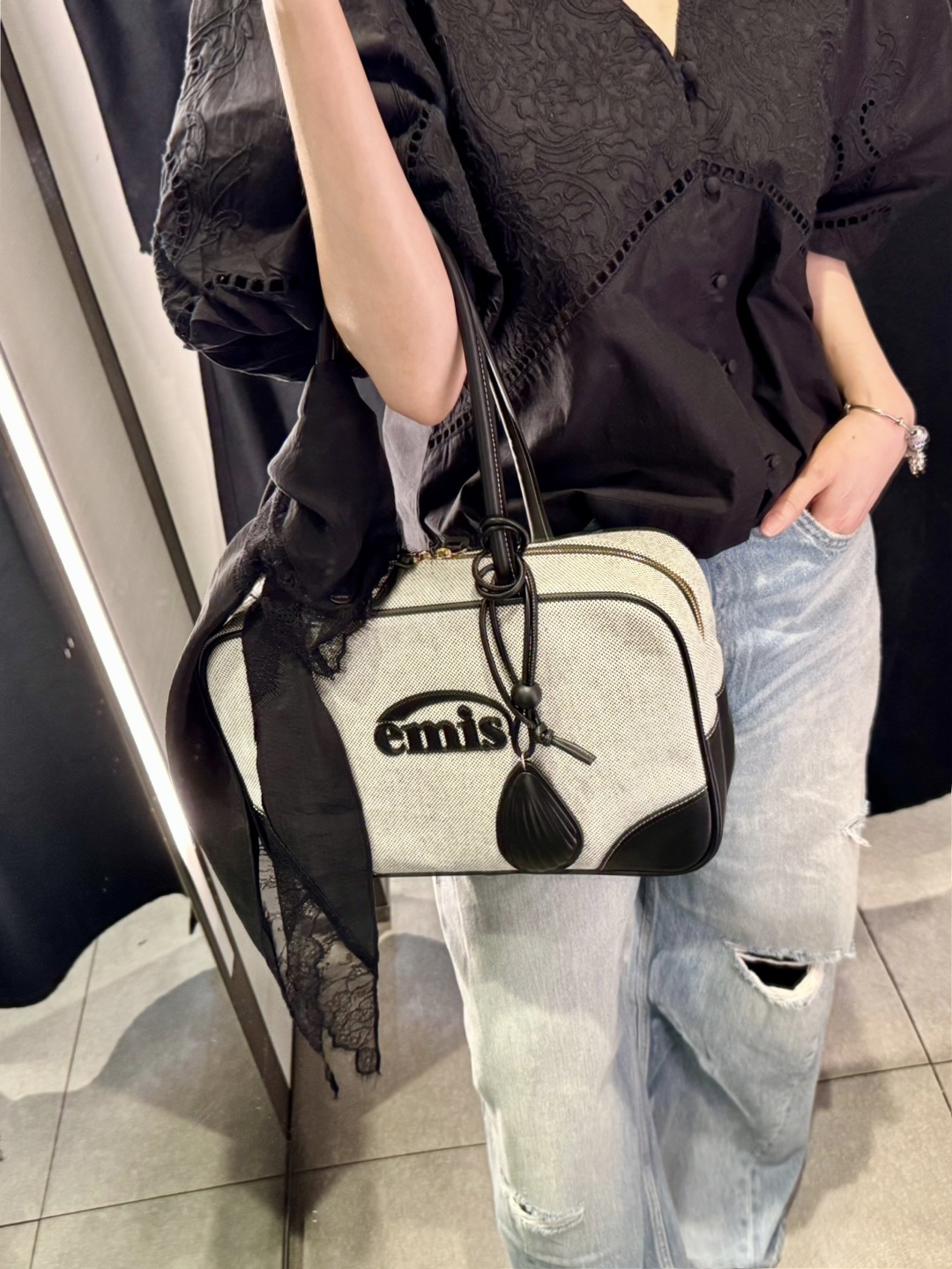 Emis Canvas Leather Tote Bag Black 착용 스타일 - 2