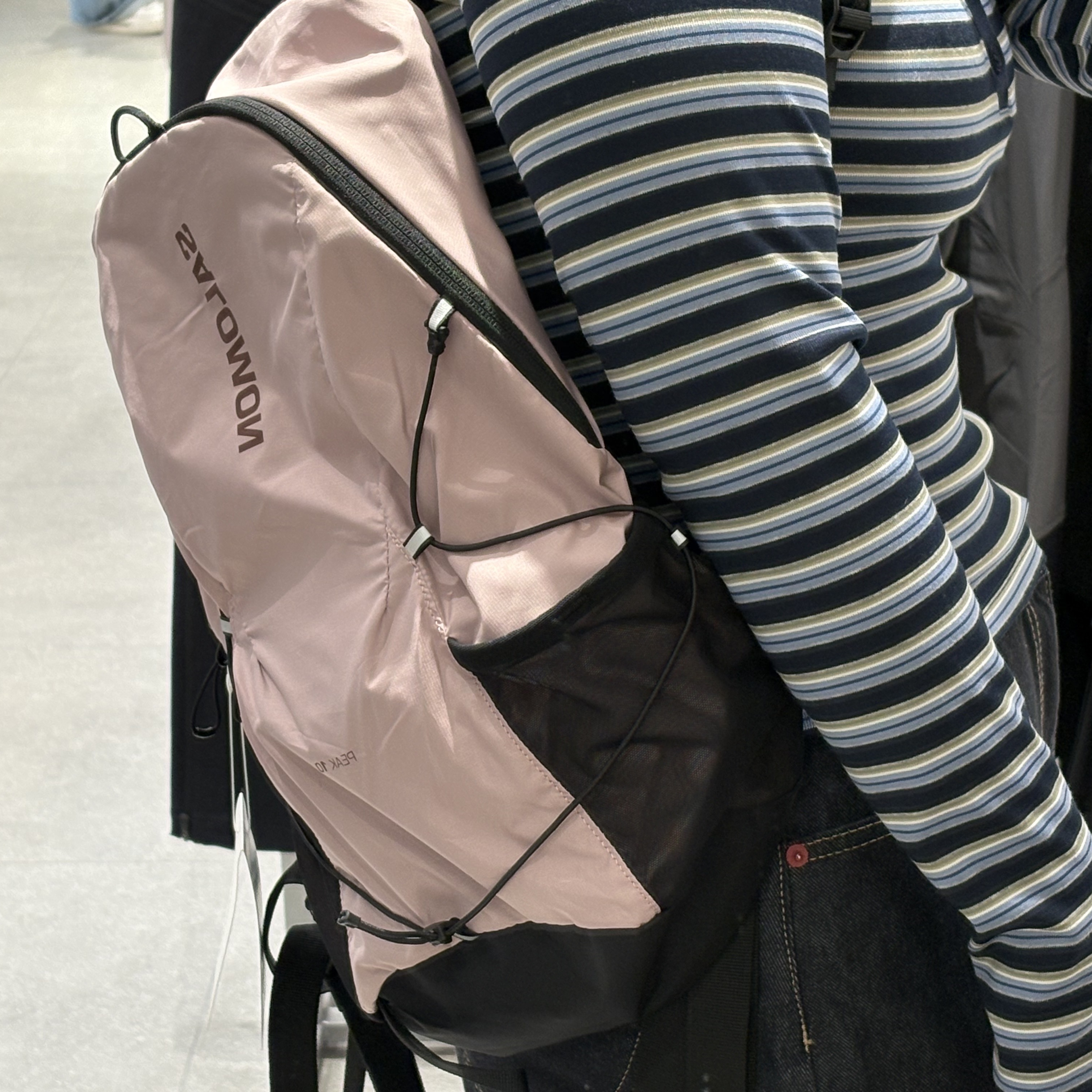 Salomon Peak 10 Pack Dark Pink 착용 스타일