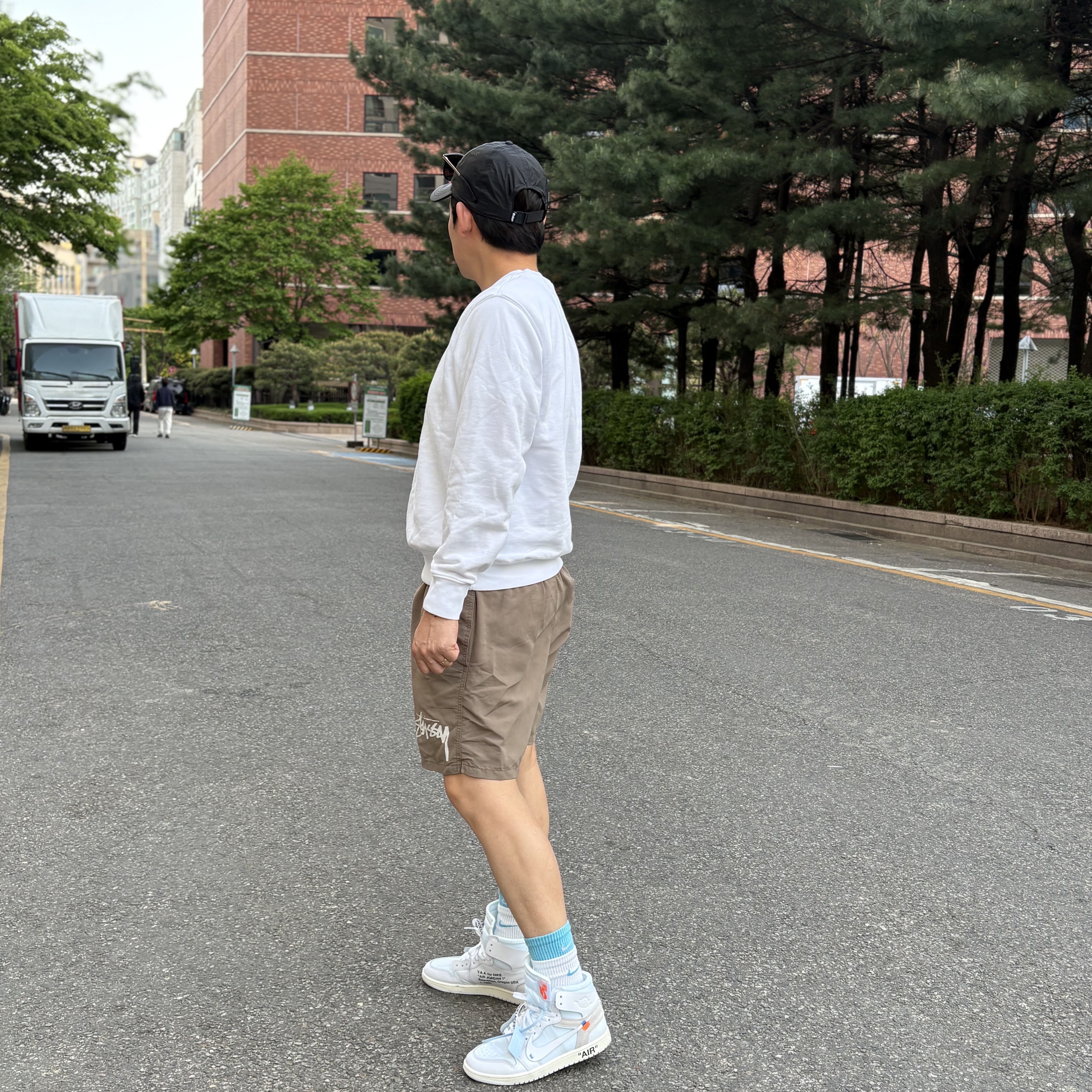 Jordan 1 x Virgil Abloh Archive Retro High Alaska White, Stussy Big Stock Water Shorts Brown 착용 스타일