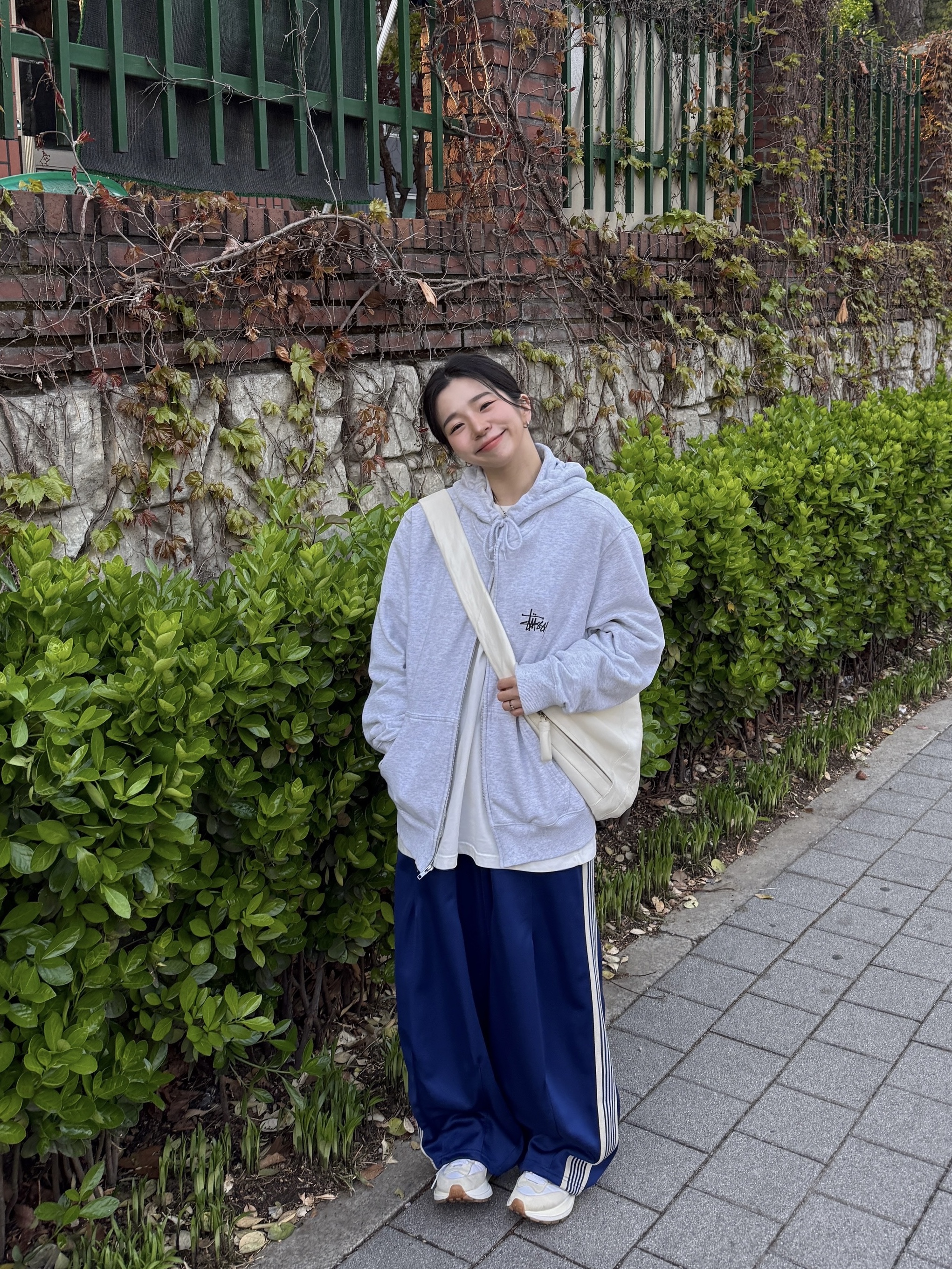 Lemaire Large Croissant Bag Soft Nappa Leather White, Needles H.D. Track Pants Poly Smooth Royal 착용 스타일 - 3