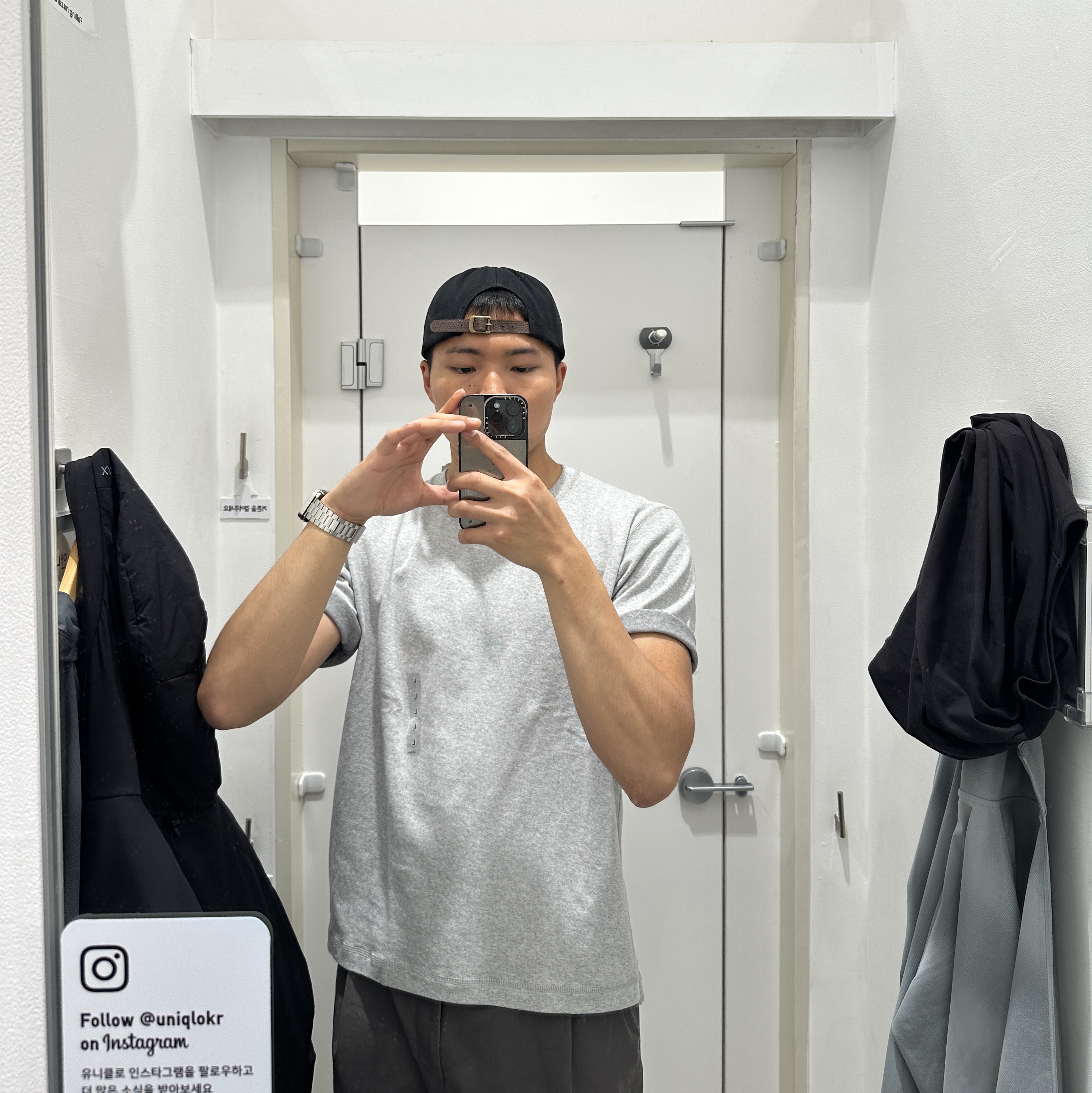 Casetify x Matin Kim iPhone Signature Magsafe Mirror Case Silver, Uniqlo x JW Anderson Bi-Color T-Shirt Grey 착용 스타일 - 2