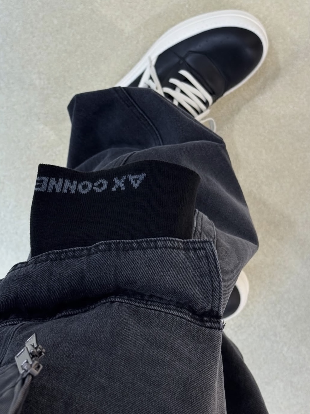 AX CONNECTION Tactical Cargo Washed Wide Denim Pants Grey 착용 스타일