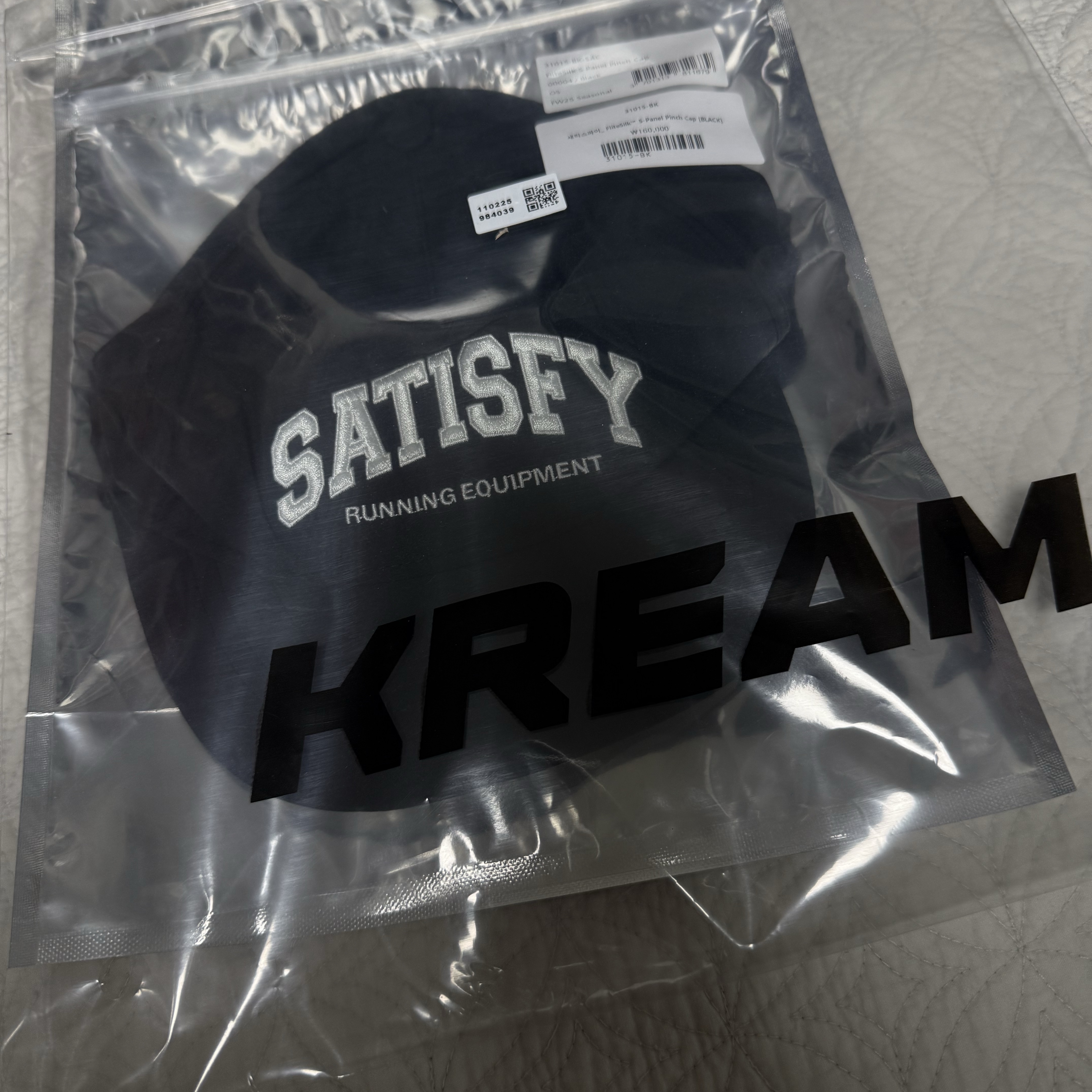 Satisfy Flitesilk 5-Panel Pinch Cap Black 착용 스타일 - 3