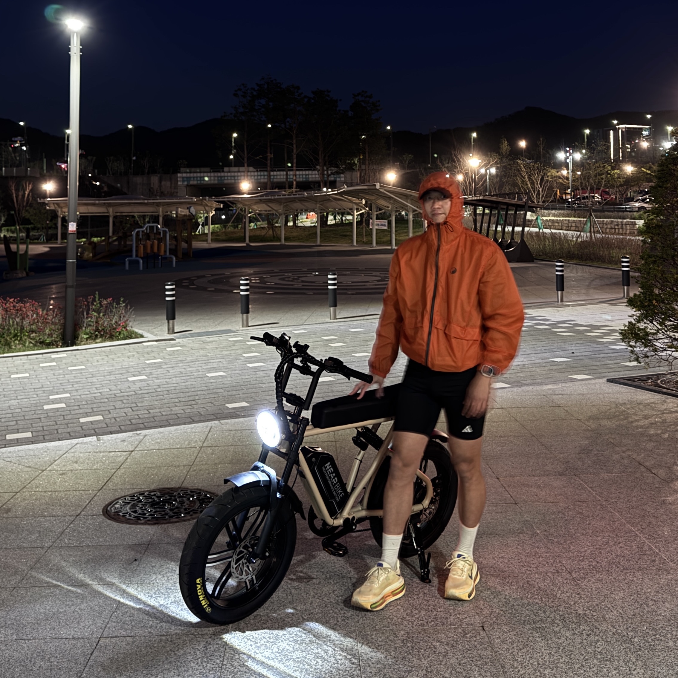 Nike Vomero Premium Alabaster Blue Void, Nike ACG Lava Loops Dri-Fit ADV Half Trail Running Tights Black Summit White - Asia 착용 스타일 - 1
