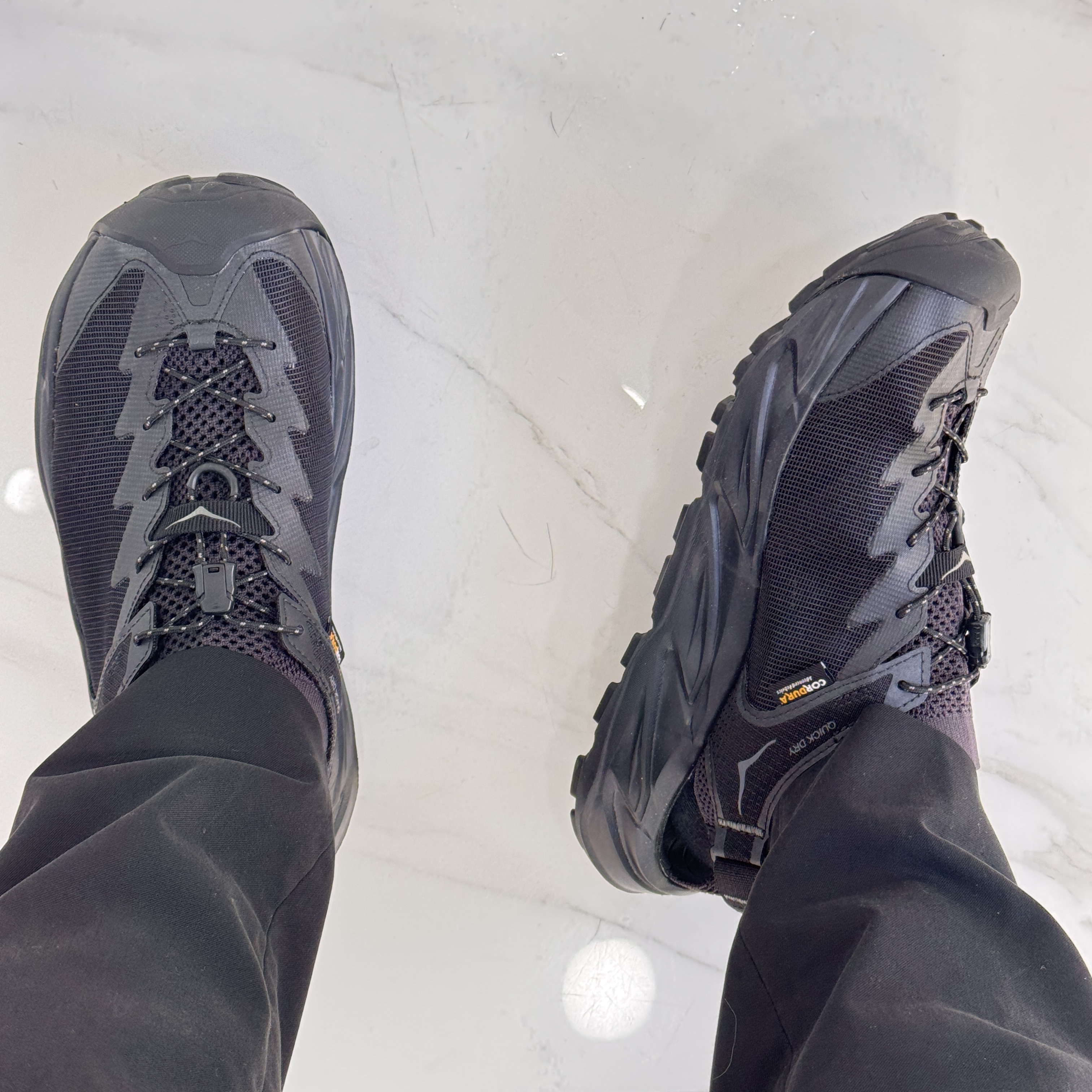 Hoka Hopara 2 Black 착용 스타일